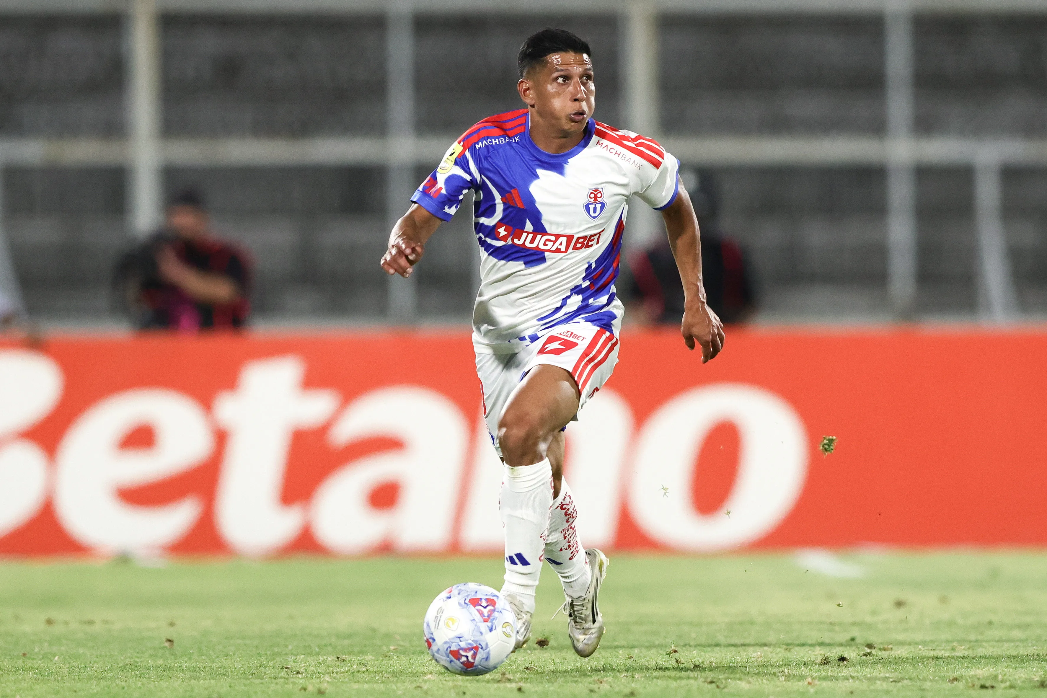 Israel Poblete será titular en el Superclásico. Foto: Felipe Zanca/Photosport