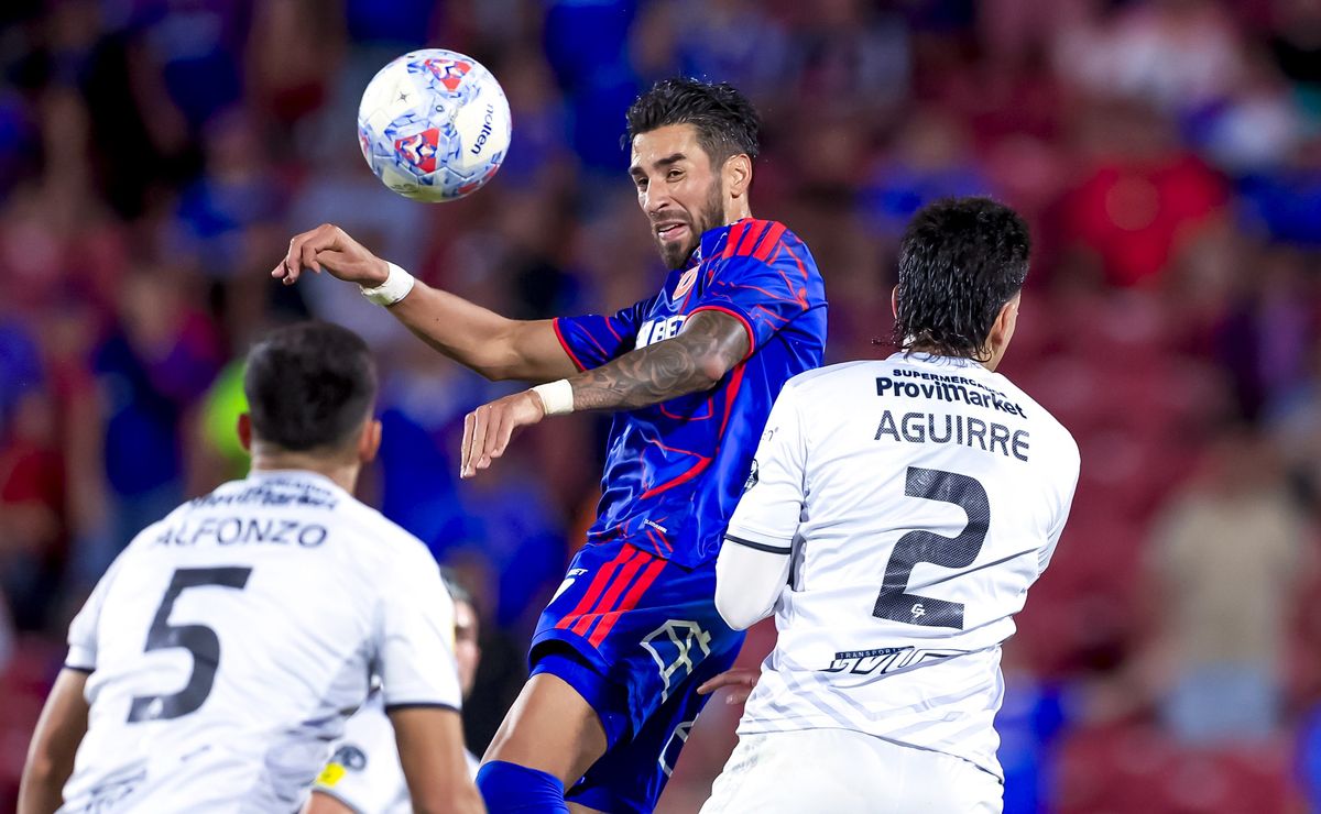 La U pone todas las fichas en el retorno goleador de Juan Martín Lucero en el Superclásico: “Está muy bien”