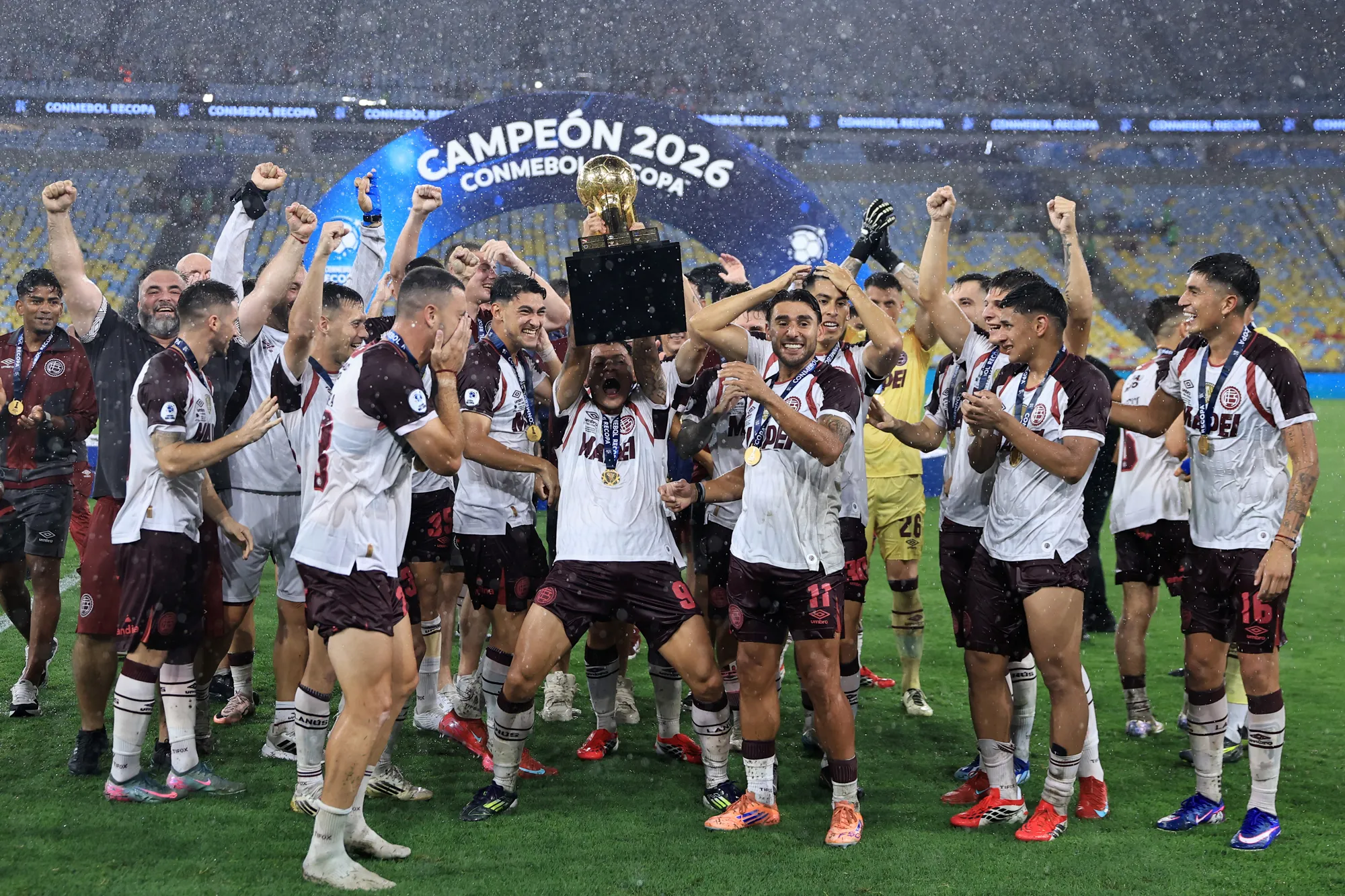 Lanús y el Tucu Sepúlveda gritan campeón de la Recopa Sudamericana.