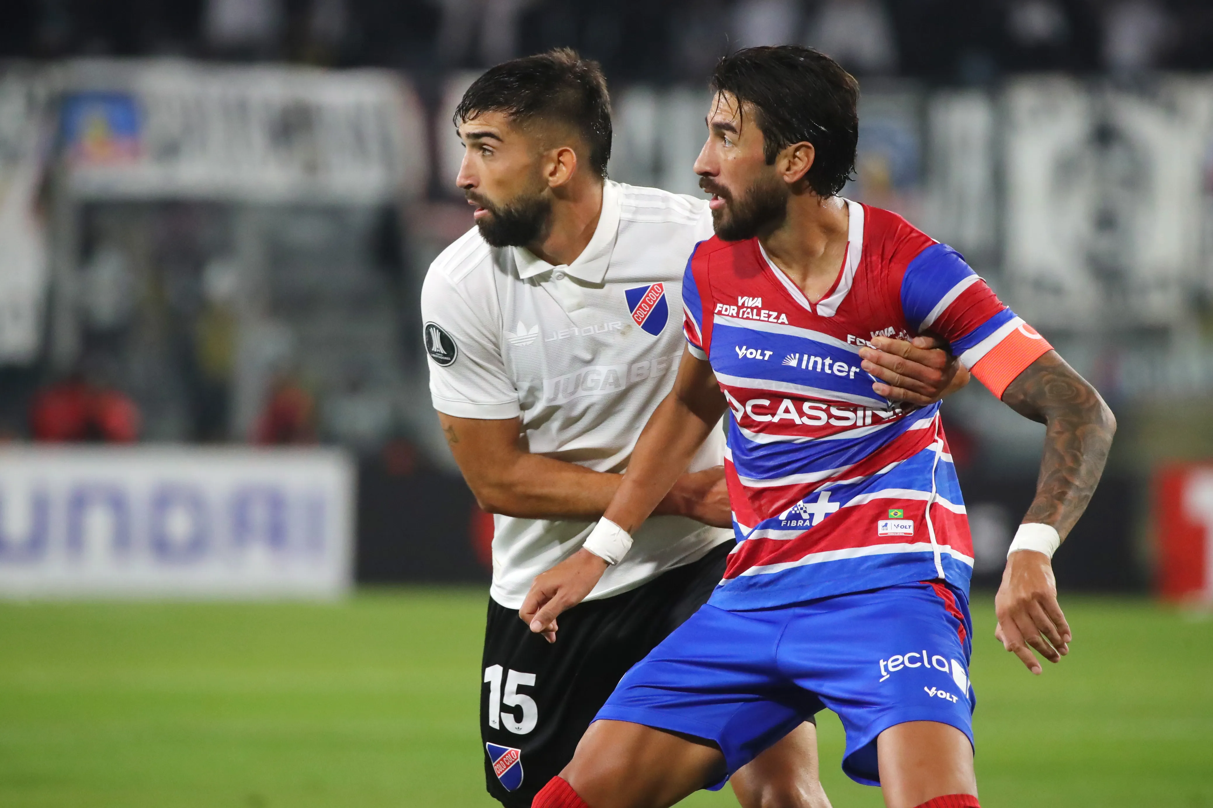 Juan Martín Lucero tuvo una compleja visita al Estadio Monumental con la camiseta del Fortaleza. | Foto: Photosport.