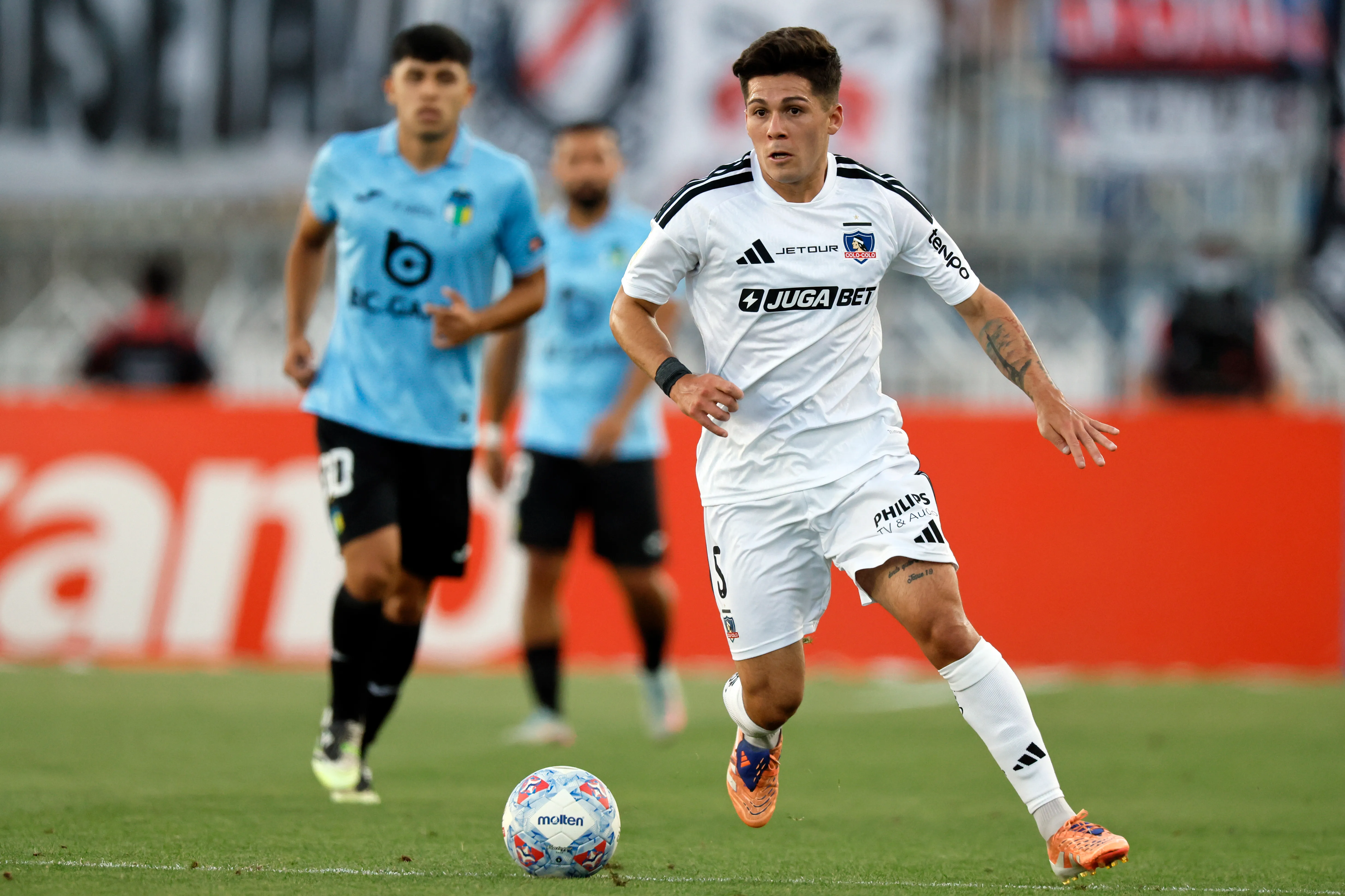 Víctor Felipe Méndez elevó mucho su nivel en Colo Colo para este 2026. | Foto: Photosport.