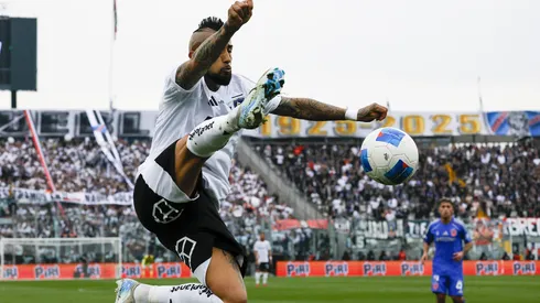 Vidal solidariza con el hincha de la U previo al Superclásico.