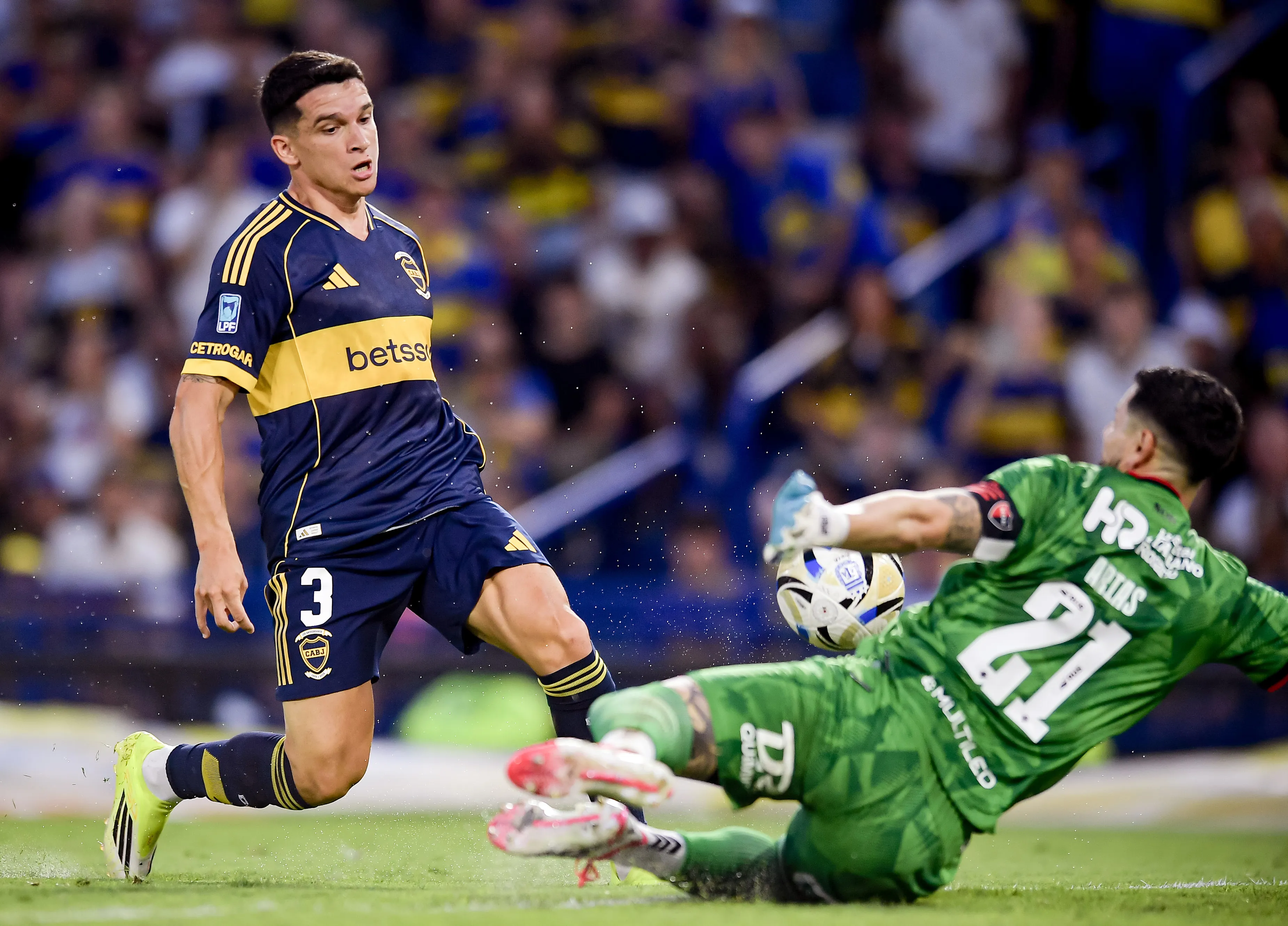 Gabriel Arias en acción ante Boca Juniors con Newell’s. (Marcelo Endelli/Getty Images).