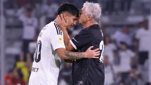 Carlos Caszely se abraza junto a Yastin Cuevas.