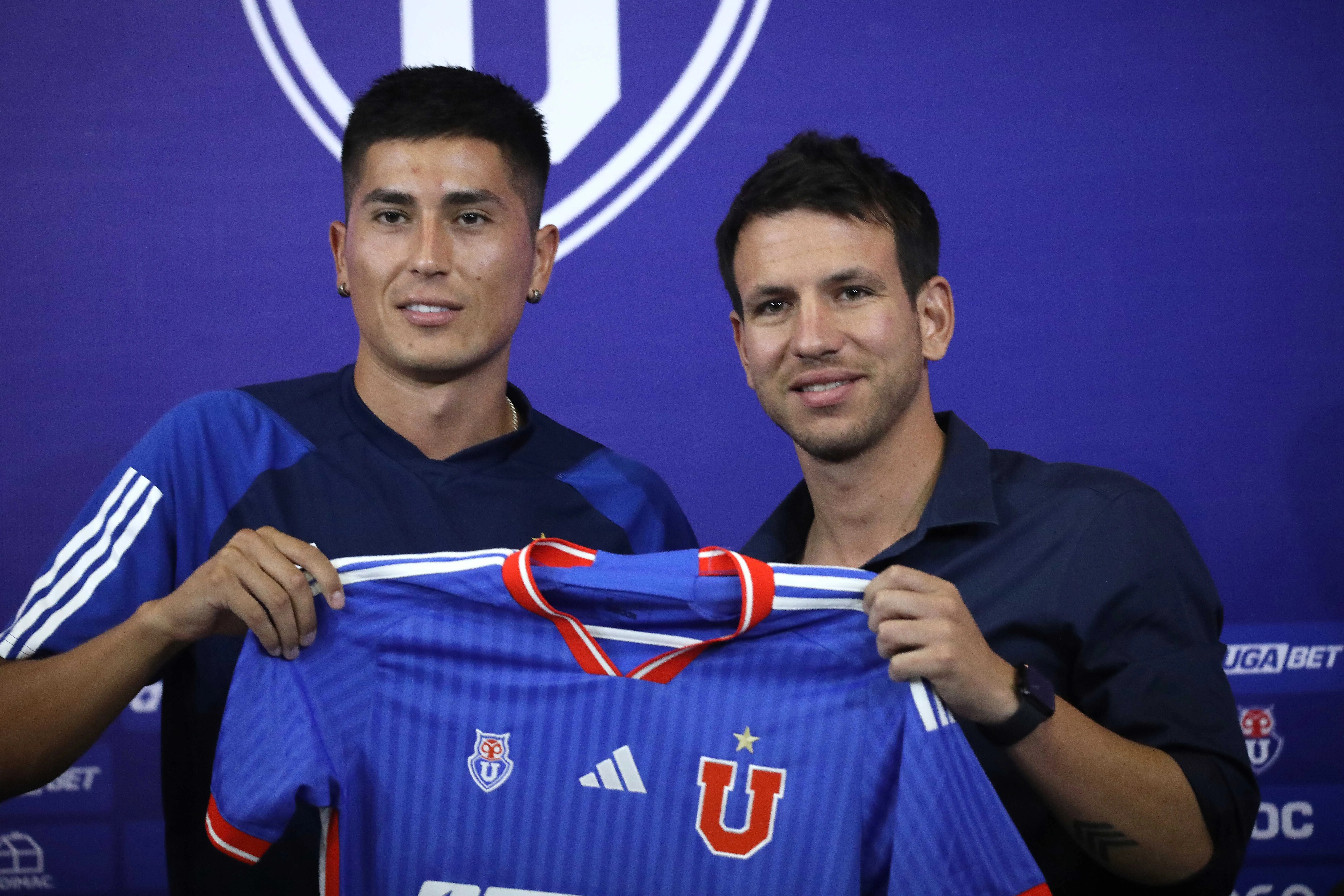 Manuel Mayo con Matías Sepúlveda en su presentación oficial por la U. Fue en enero de 2024. (Javier Salvo/Photosport).