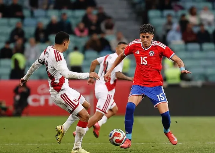 Matías Sepúlveda en acción por la Roja durante un amistoso ante Perú en Rusia.