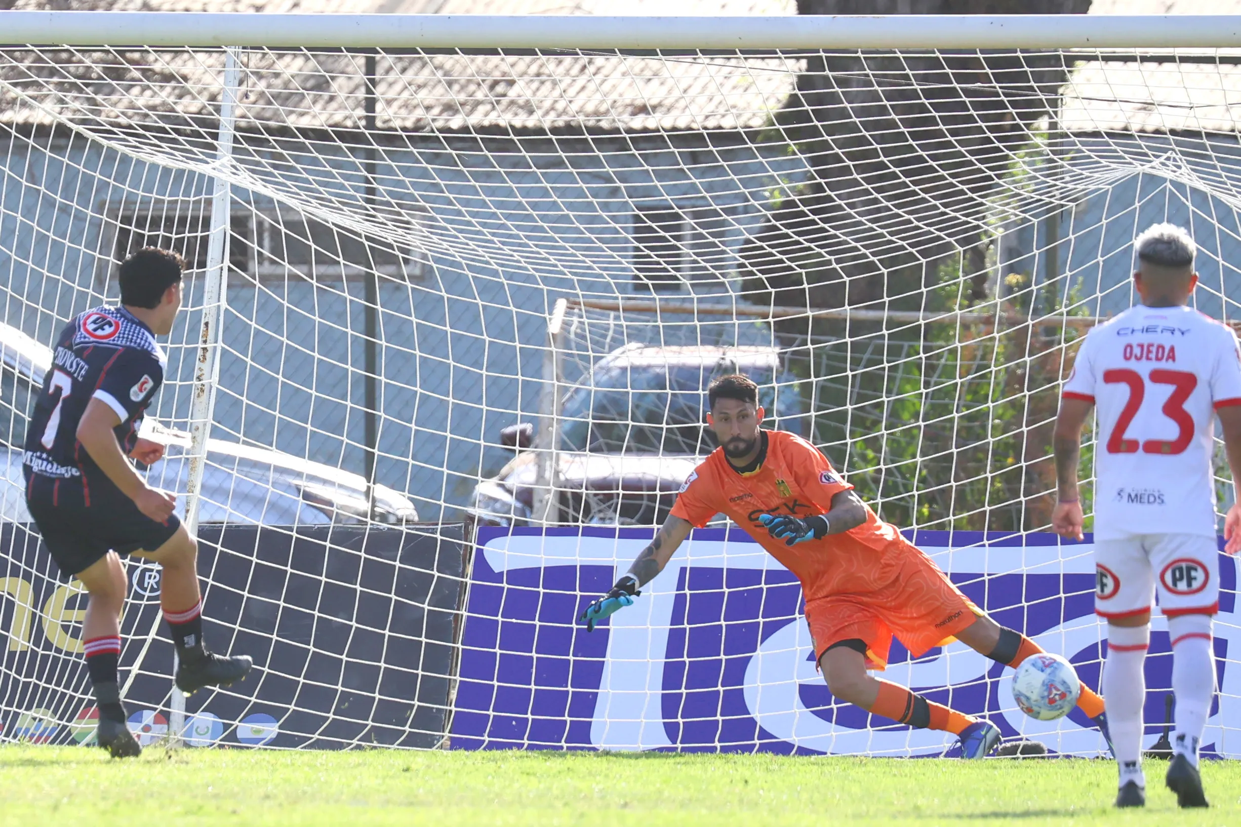 Branco Provoste engañó a Martín Rodríguez en el primer penal, pero le atajaron el segundo. (Dragomir Yankovic/Photosport).