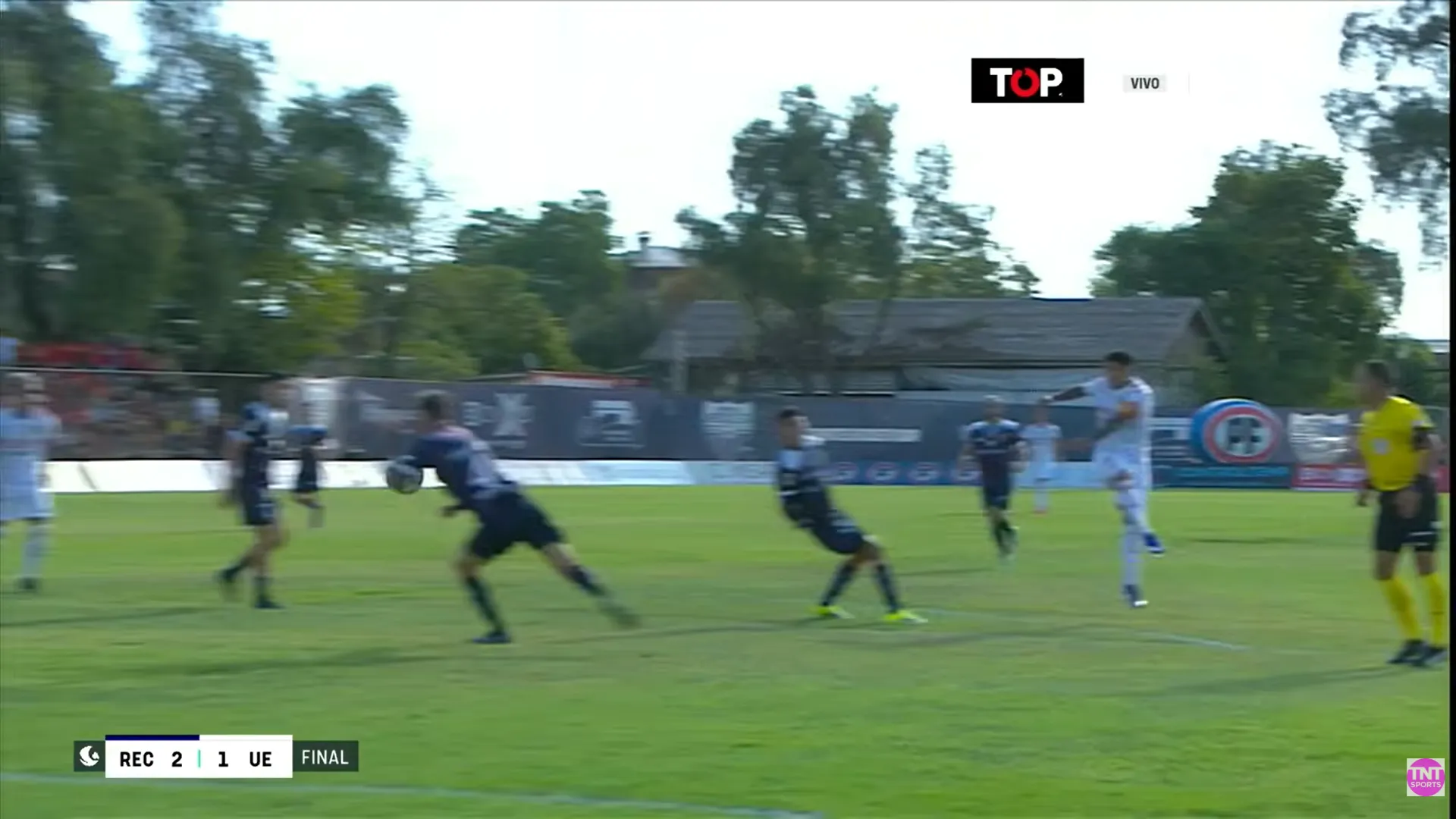 La jugada que alegó Patricio Rubio. (Captura TNT Sports).