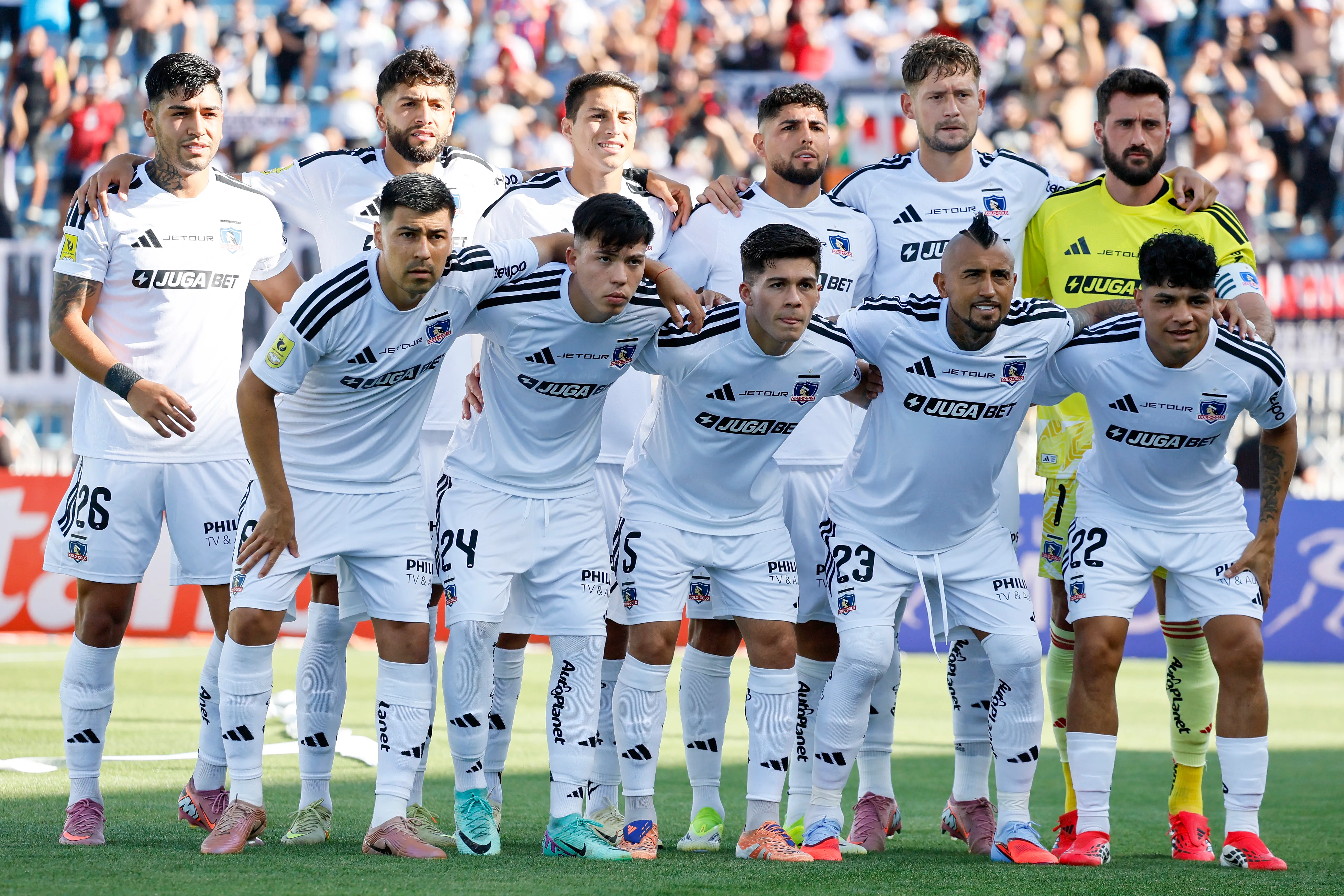 Los XI albos del último duelo. /Photosport