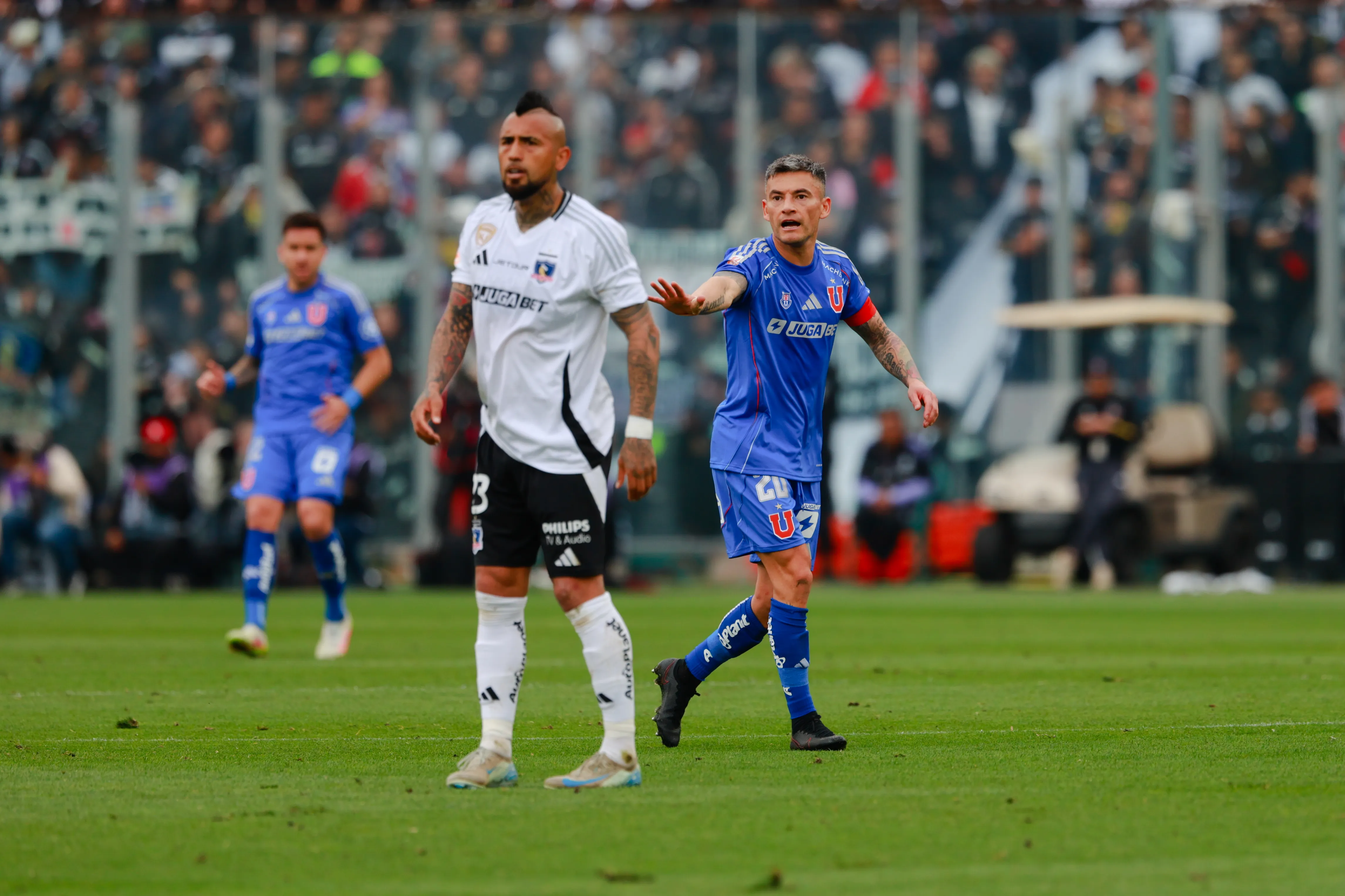 Charles Aránguiz y Arturo Vidal asoman como titulares en el Superclásico 199. (Foto: Javier Vergara/Photosport)