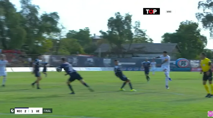 La jugada que reclaman los jugadores de Unión Española. (Captura TNT Sports).