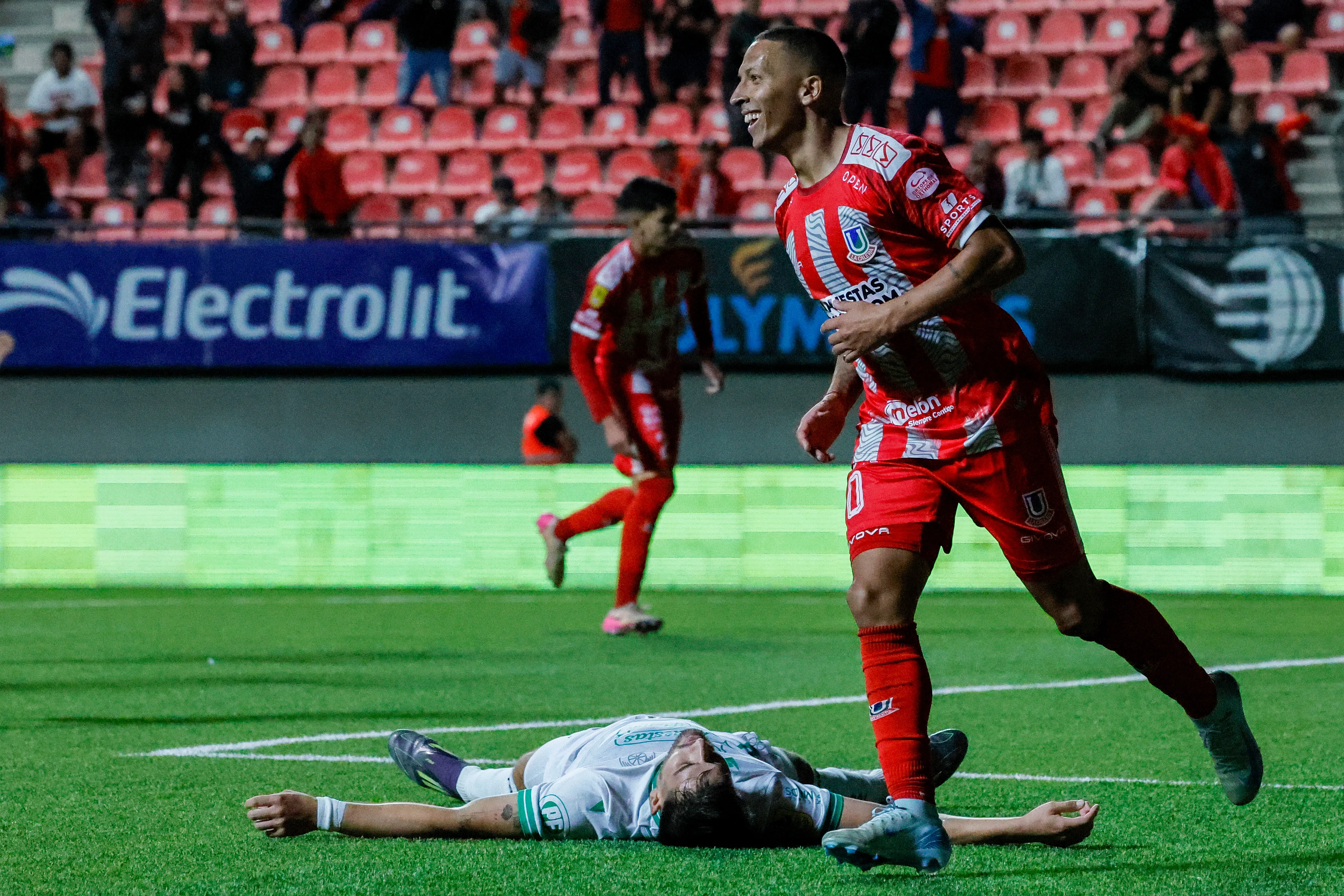 Kevin Méndez asistió en el 1-0, recibió la falta dentro del área en el 2-0 y anotó el 3-0. (Andres Pina/Photosport).