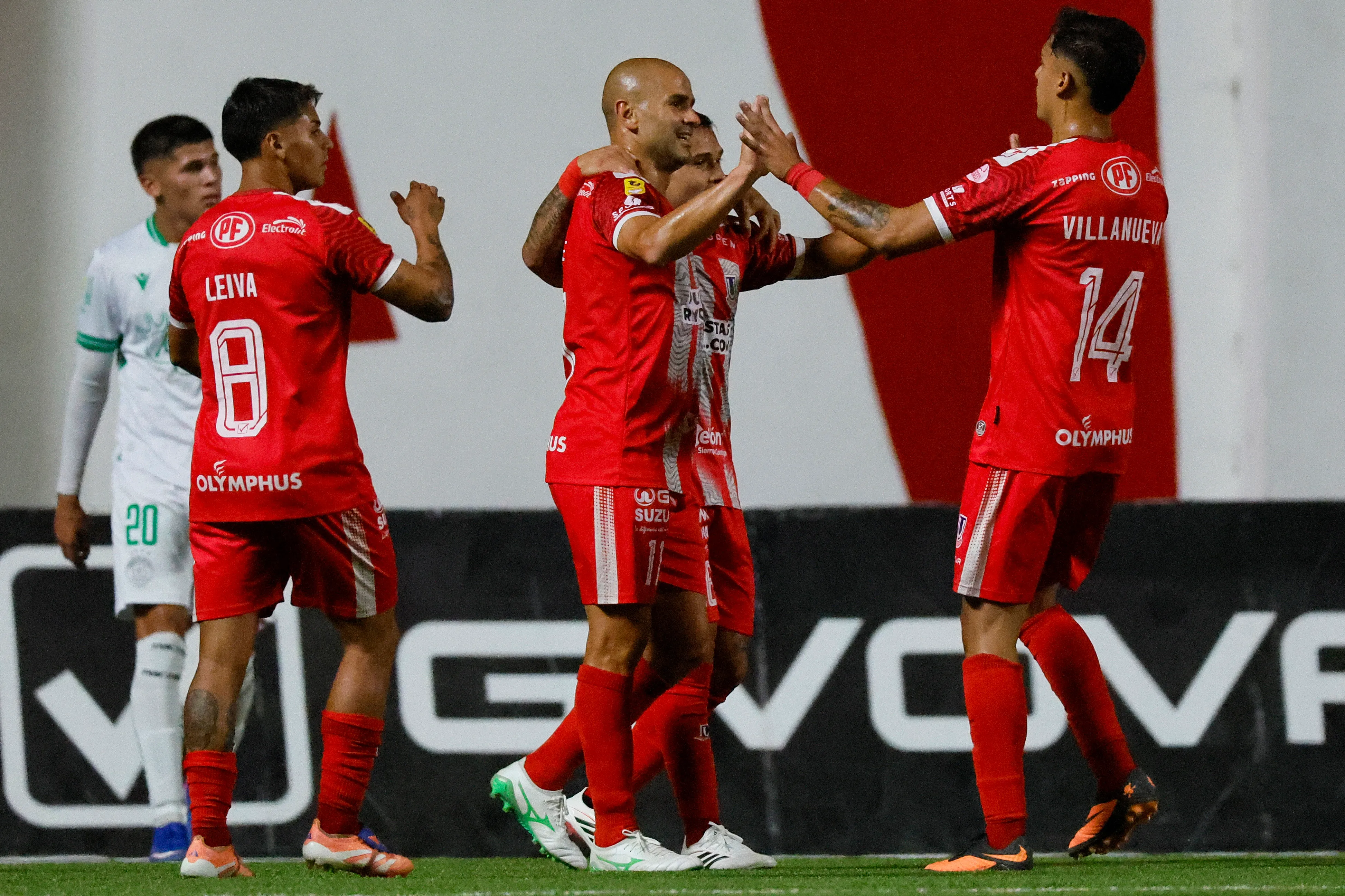 Sebastián Sáez festeja con Carlo Villanueva en Unión La Calera. (Andres Pina/Photosport).