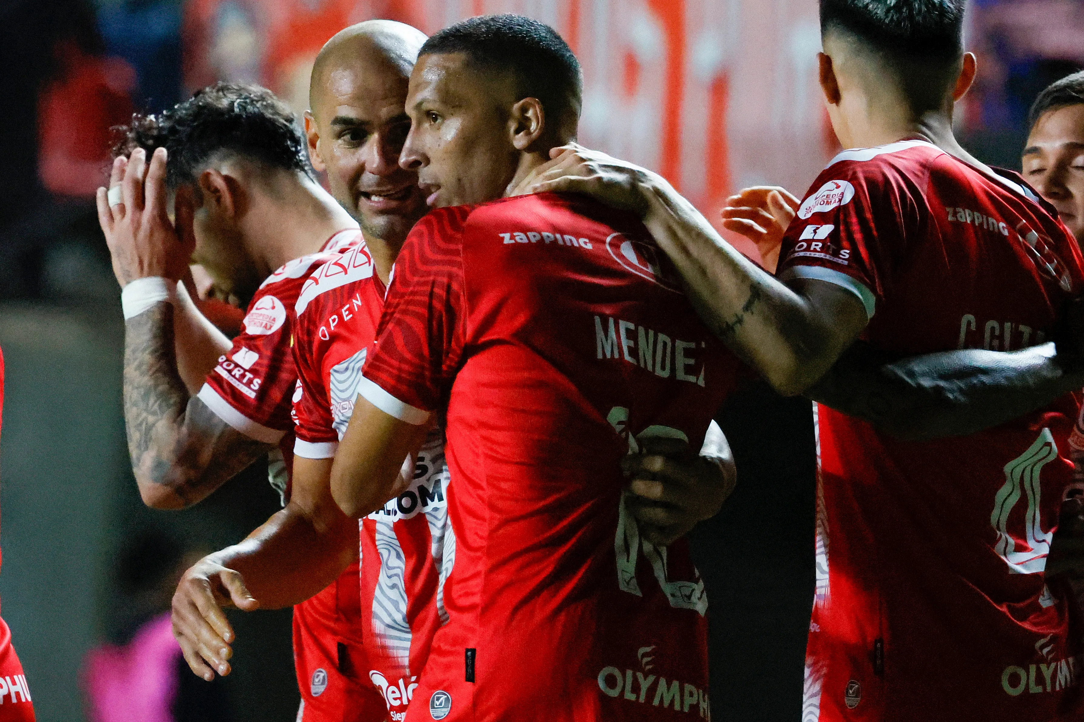 Kevin Méndez celebra junto a Sebastián Sáez frente al Audax. (Andres Pina/Photosport).