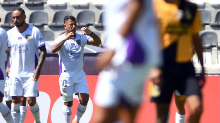 Leonardo Valencia celebra tras marcar un gol a Coquimbo Unido por la fecha 5.