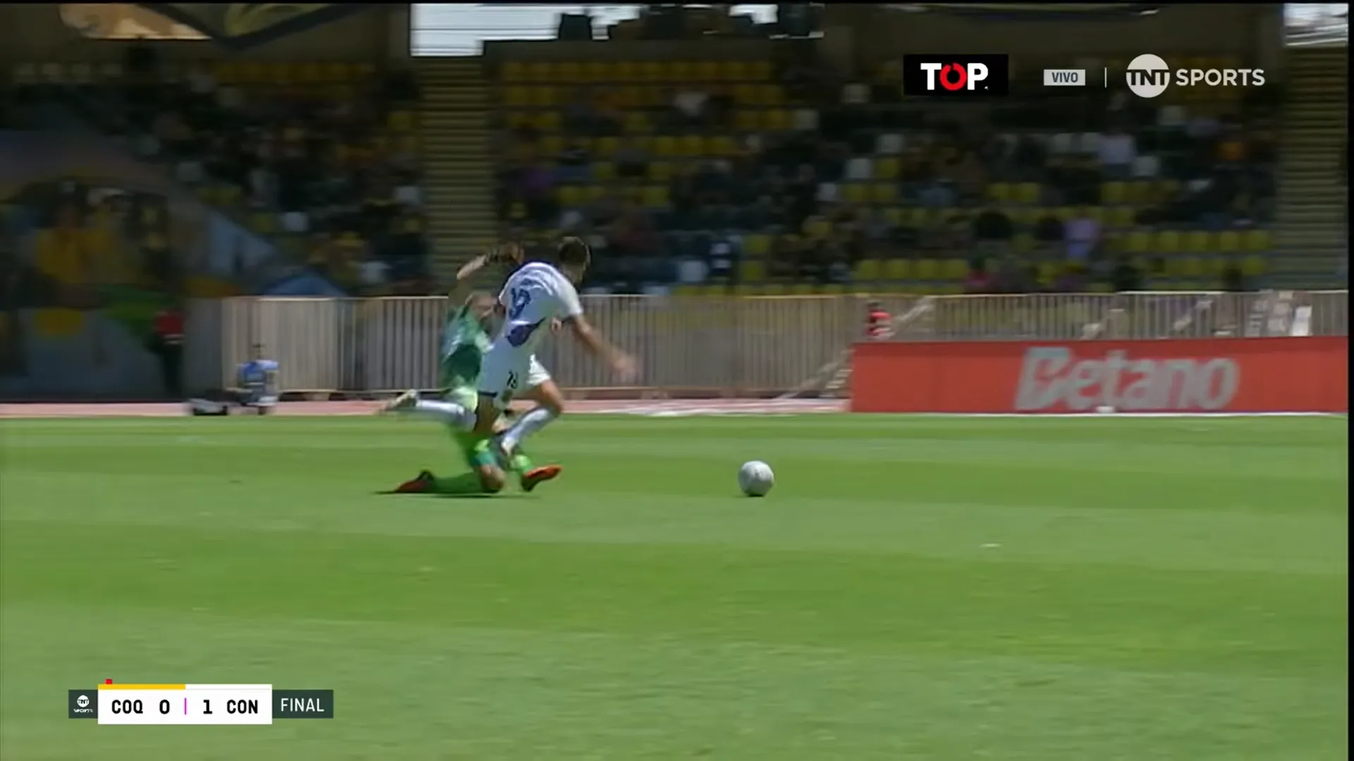 La falta del Mono Sánchez que le costó la expulsión directa ante el León de Collao. (Captura TNT Sports).