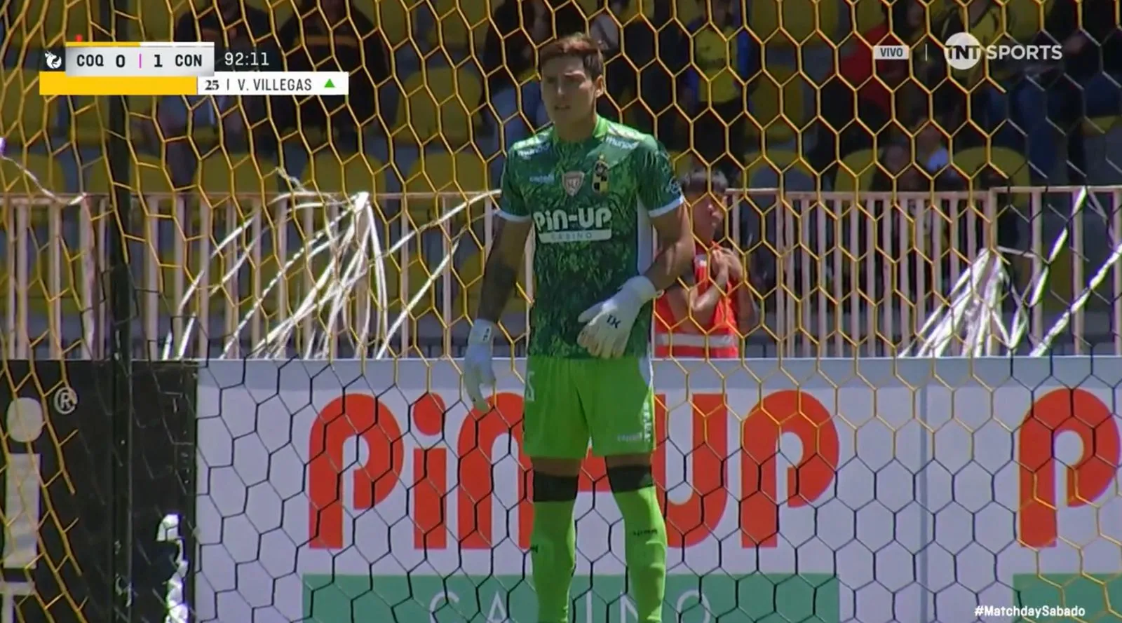 Otra imagen de Vicente Villegas en su debut profesional. (Captura TNT Sports).