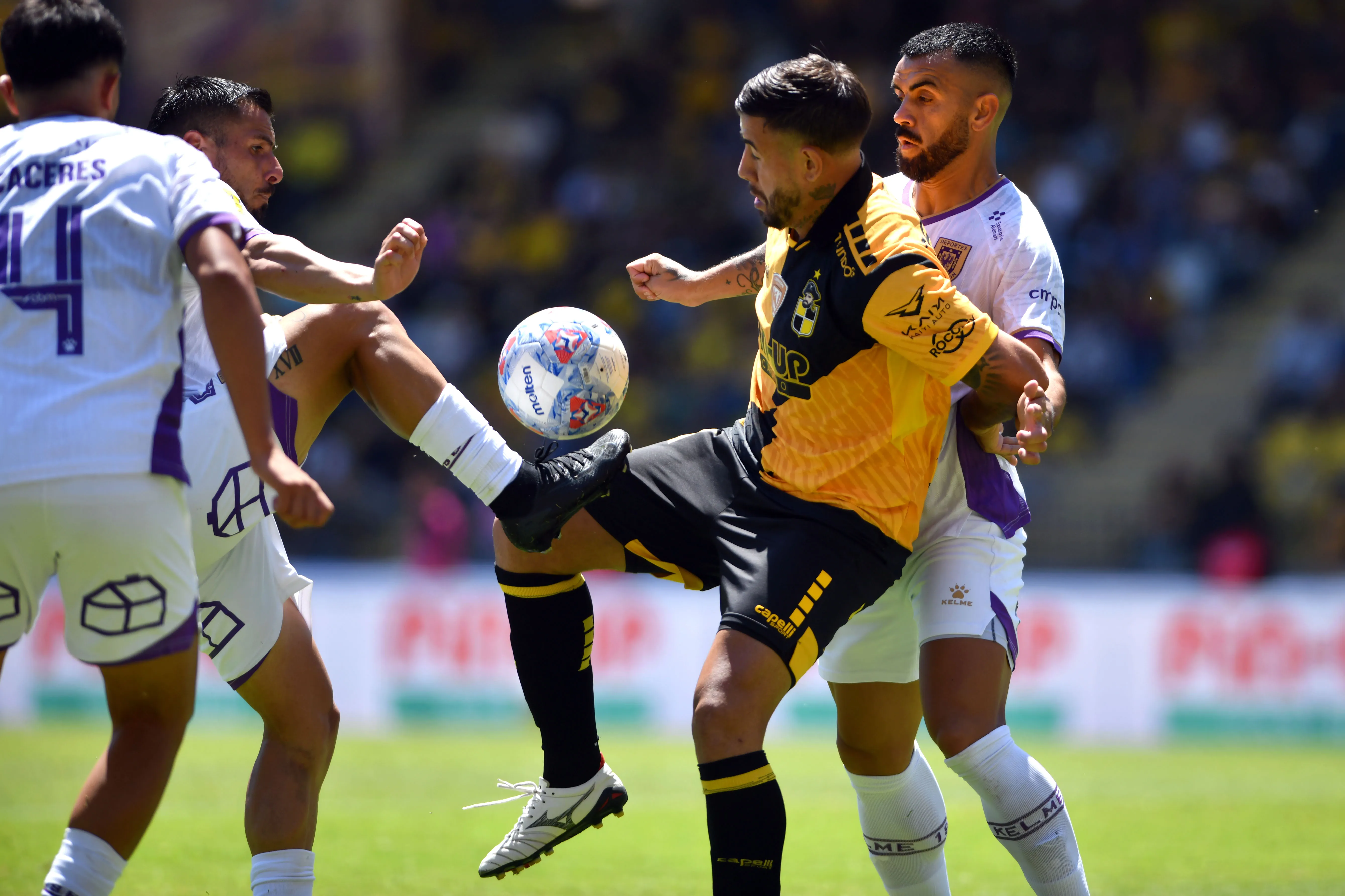 Nelson Sepúlveda y Misael Dávila marcan a Rodrigo Holgado. (Alejandro Pizarro Ubilla/Photosport).