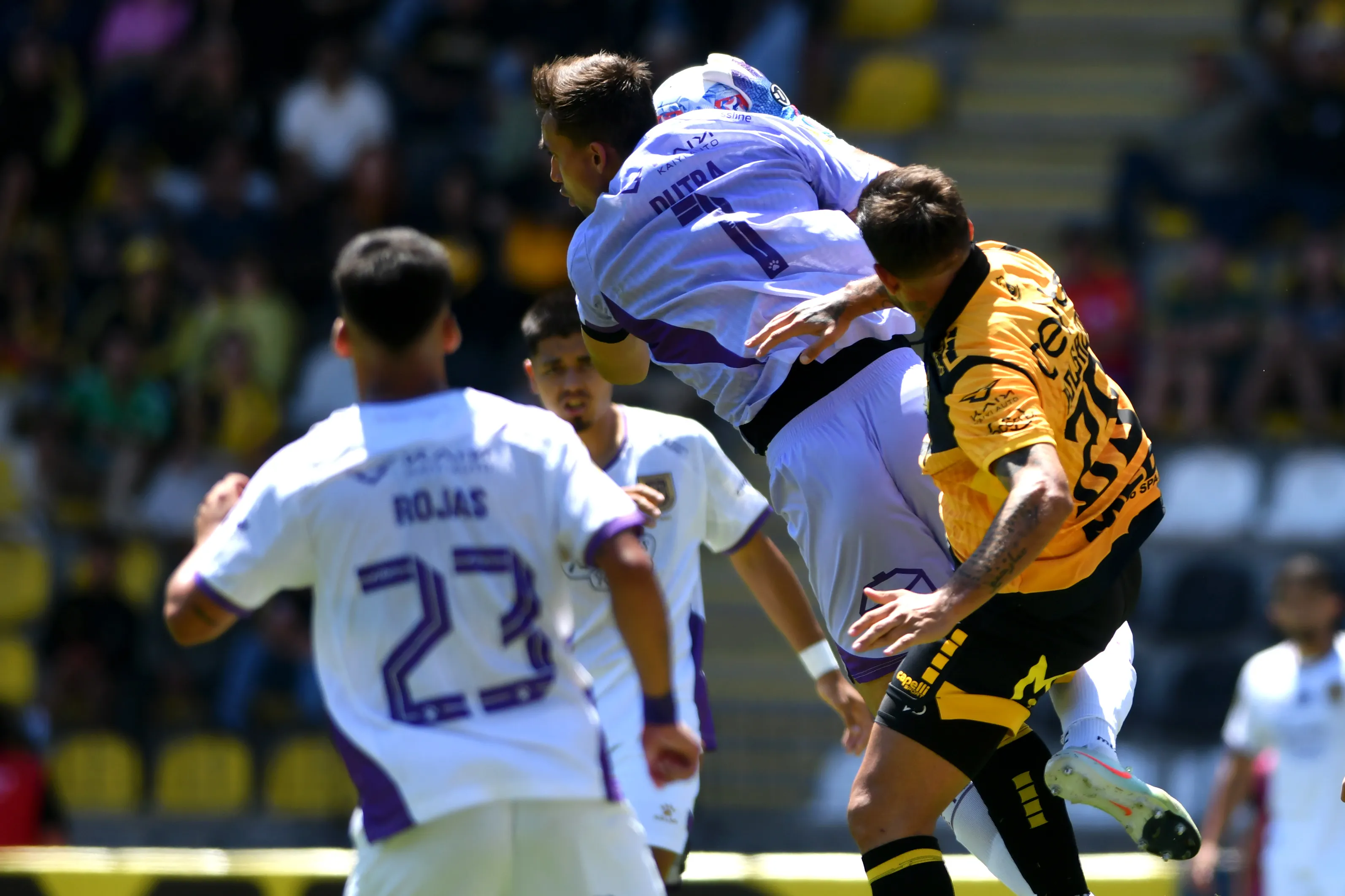 César Dutra tuvo dos tapadas fundamentales cerca del final y clausuró su arco. (Alejandro Pizarro Ubilla/Photosport).