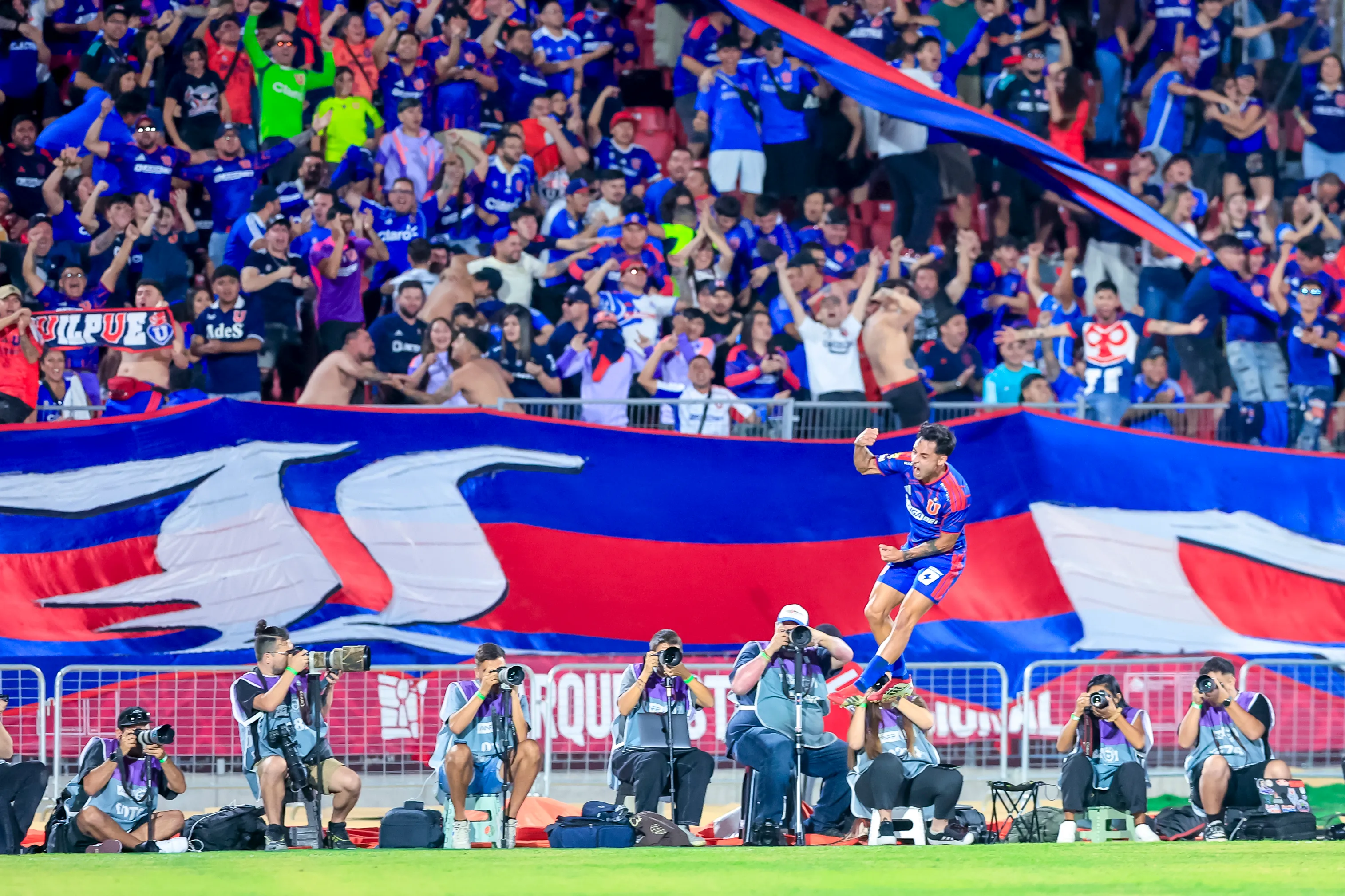 Los hinchas de la U no podrán estar en el Superclásico. Foto: Pepe Alvujar/Photosport