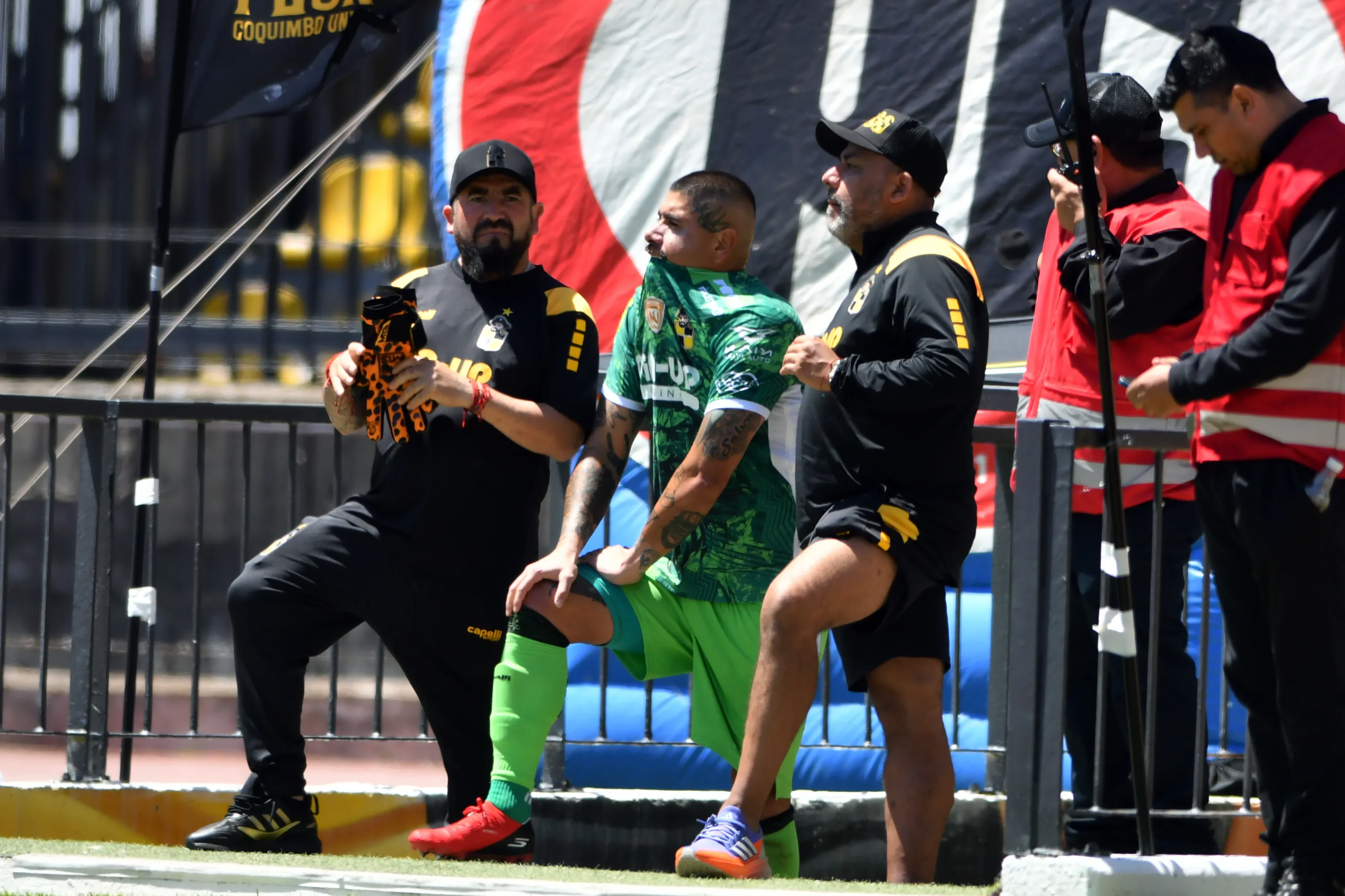 Así terminó el partido el Mono Sánchez ante los lilas. (Alejandro Pizarro Ubilla/Photosport).