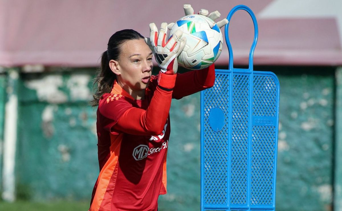 Tiane Endler se baja de la nómina de la Roja femenina y no juega contra Paraguay: la razón