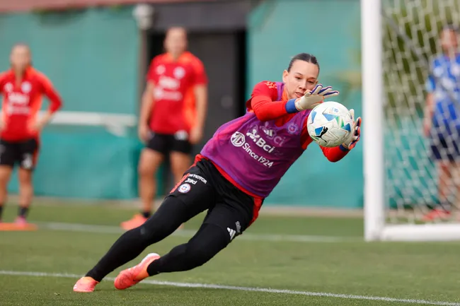 Tiane Endler se pierde los amistosos contra Paraguay | La Roja