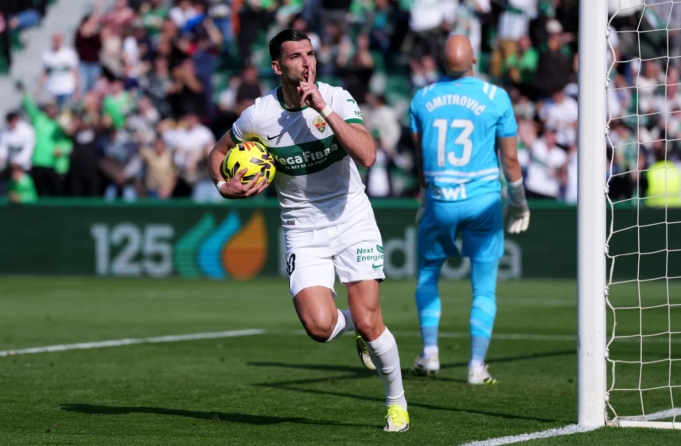 Rafa Mir fue denunciado por racismo contra un jugador del Espanyol y complica más al Elche. Foto: Getty Images.
