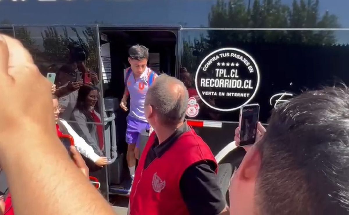 ¡Lamentable! El grave incidente entre hinchas de Colo Colo y bus de jugadores de U. de Chile