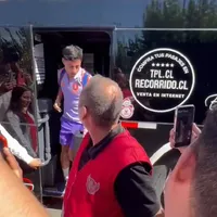 Gravísimo: hinchas de Colo Colo hacen "encerrona" a bus de U. de Chile