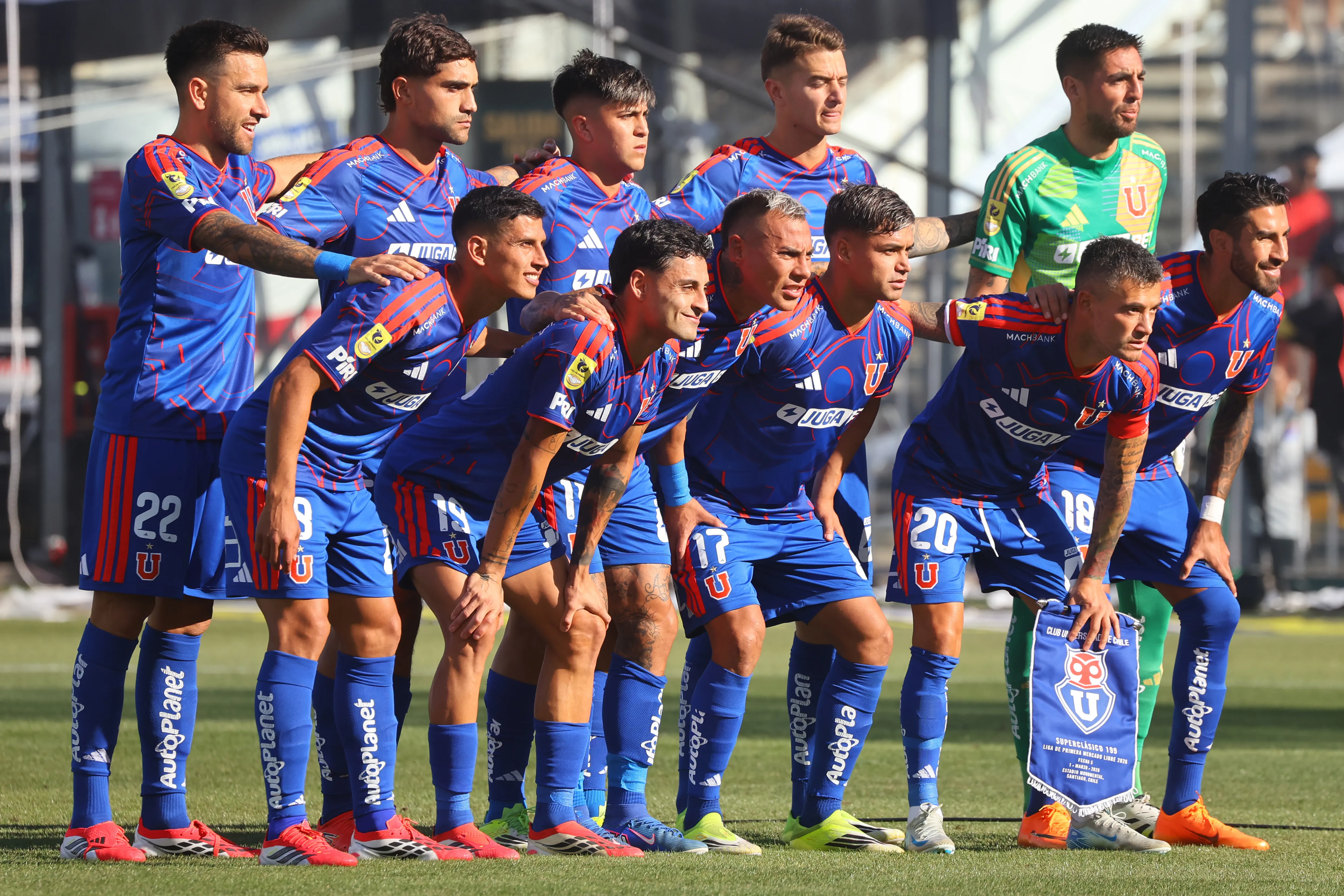 Juan Martín Lucero fue el jugador más abucheado en la U por los hinchas de Colo Colo en el Superclásico. Foto: Photosport.