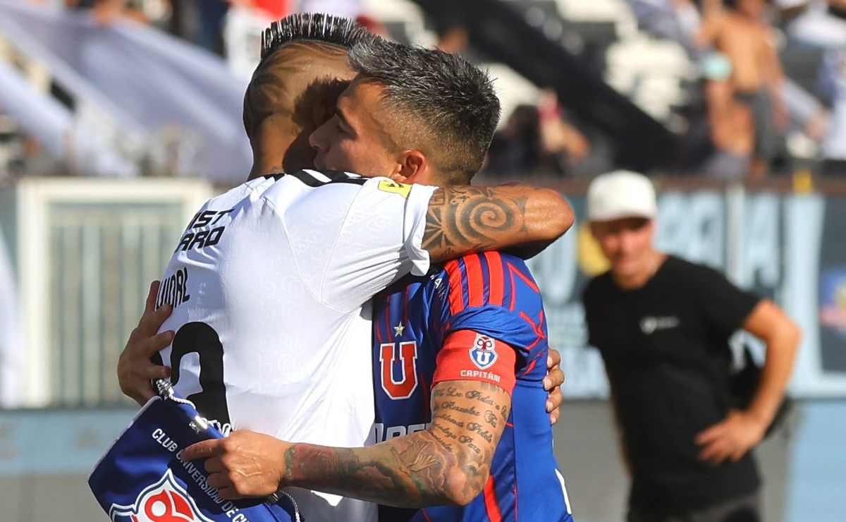 Rivales, no enemigos: el lindo abrazo entre Arturo Vidal y Charles Aránguiz en el Superclásico