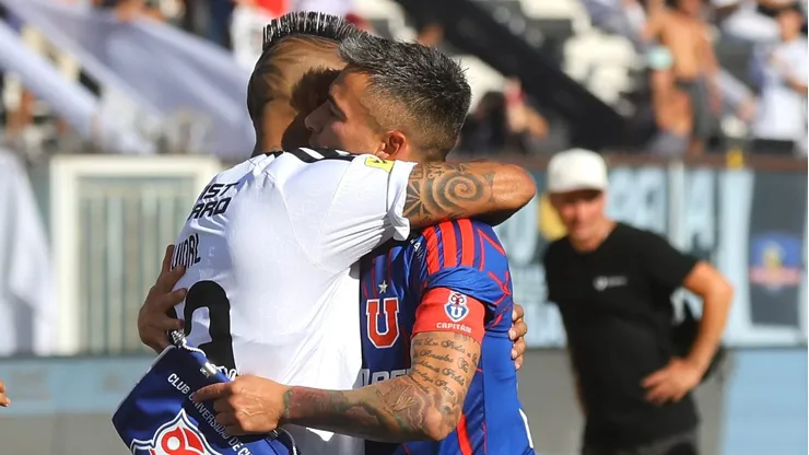 Vidal y Aránguiz regalaron una linda postal.