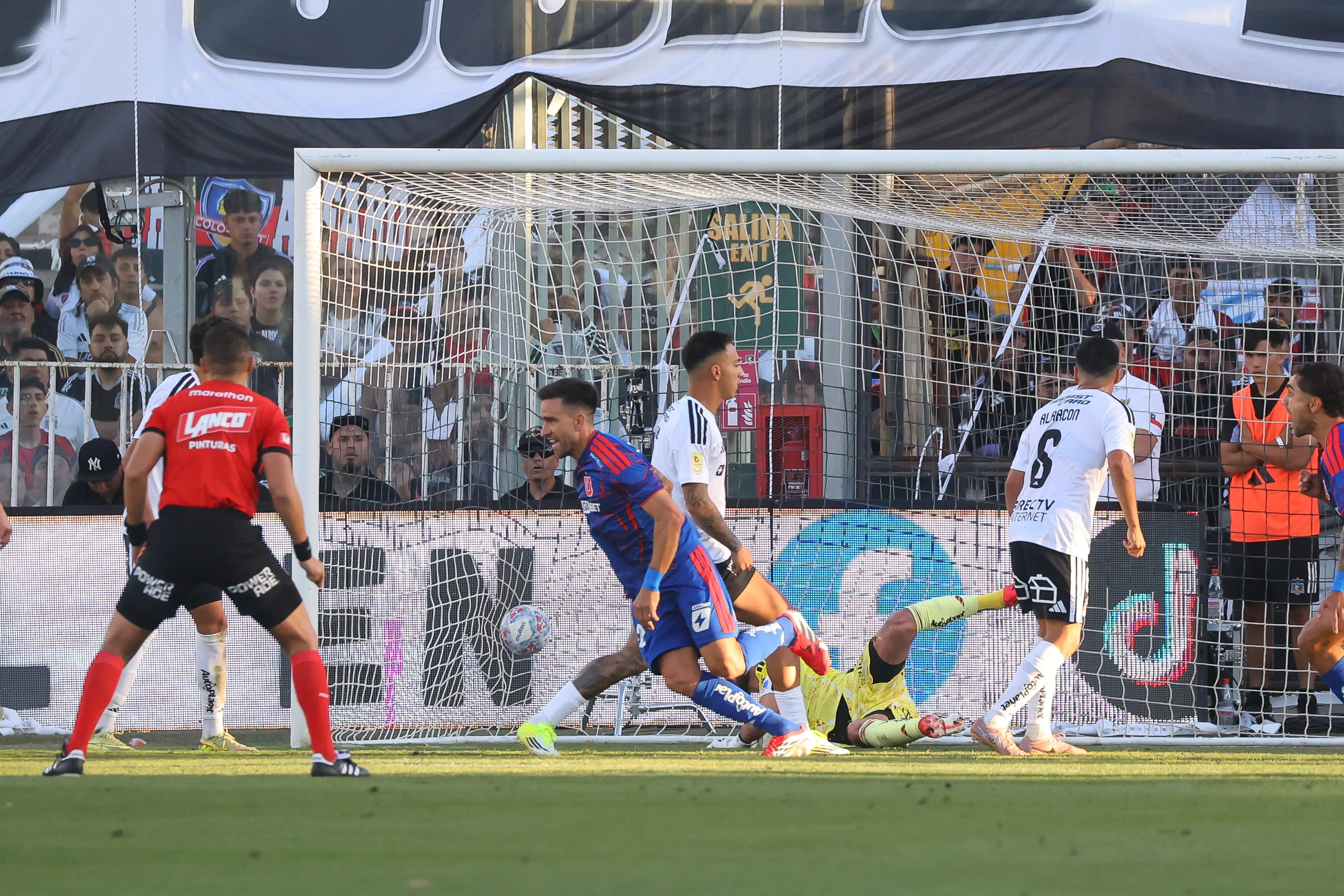 Matías Zaldivia le dio tres puntos de oro en la tabla a la U y alejó a Colo Colo de la cima. Foto: Photosport.