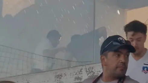 Dirigentes de Universidad de Chile quedan mojados por hinchas de Colo Colo