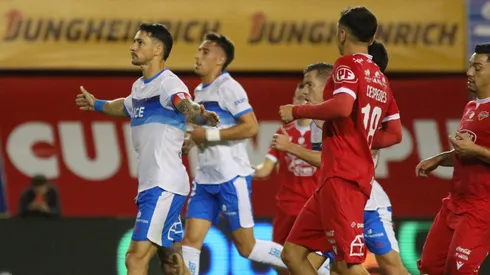 Fernando Zampedri lideró la remontada de Católica ante Ñublense para escalar en la tabla.