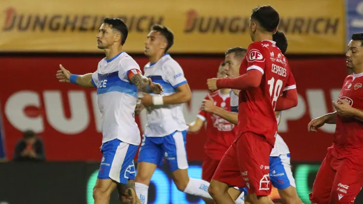 Fernando Zampedri lideró la remontada de Católica ante Ñublense para escalar en la tabla.