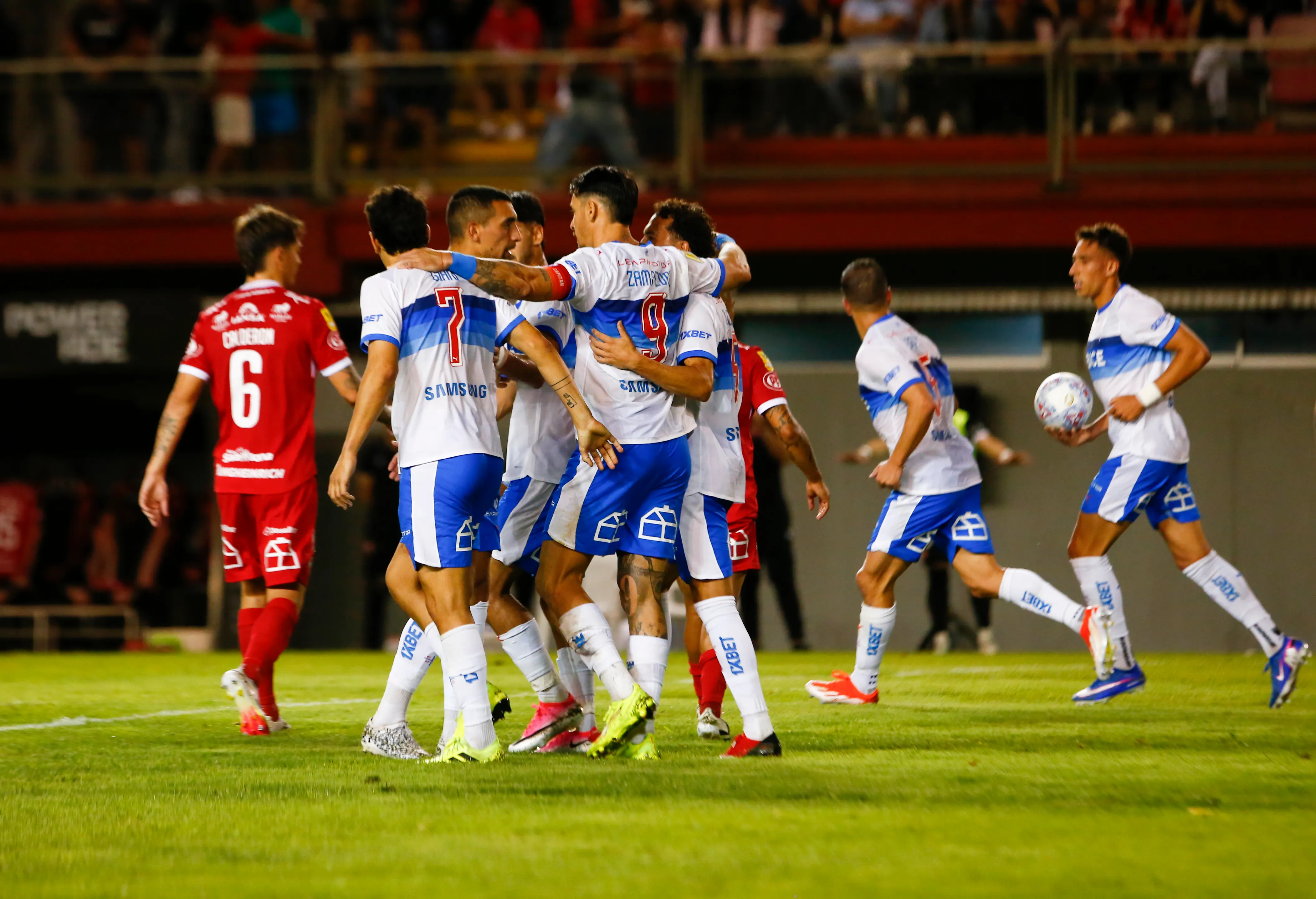 Un doblete de Fernando Zampedri le permite a Católica vencer a Ñublense y escalar en la tabla. Foto: Photosport.