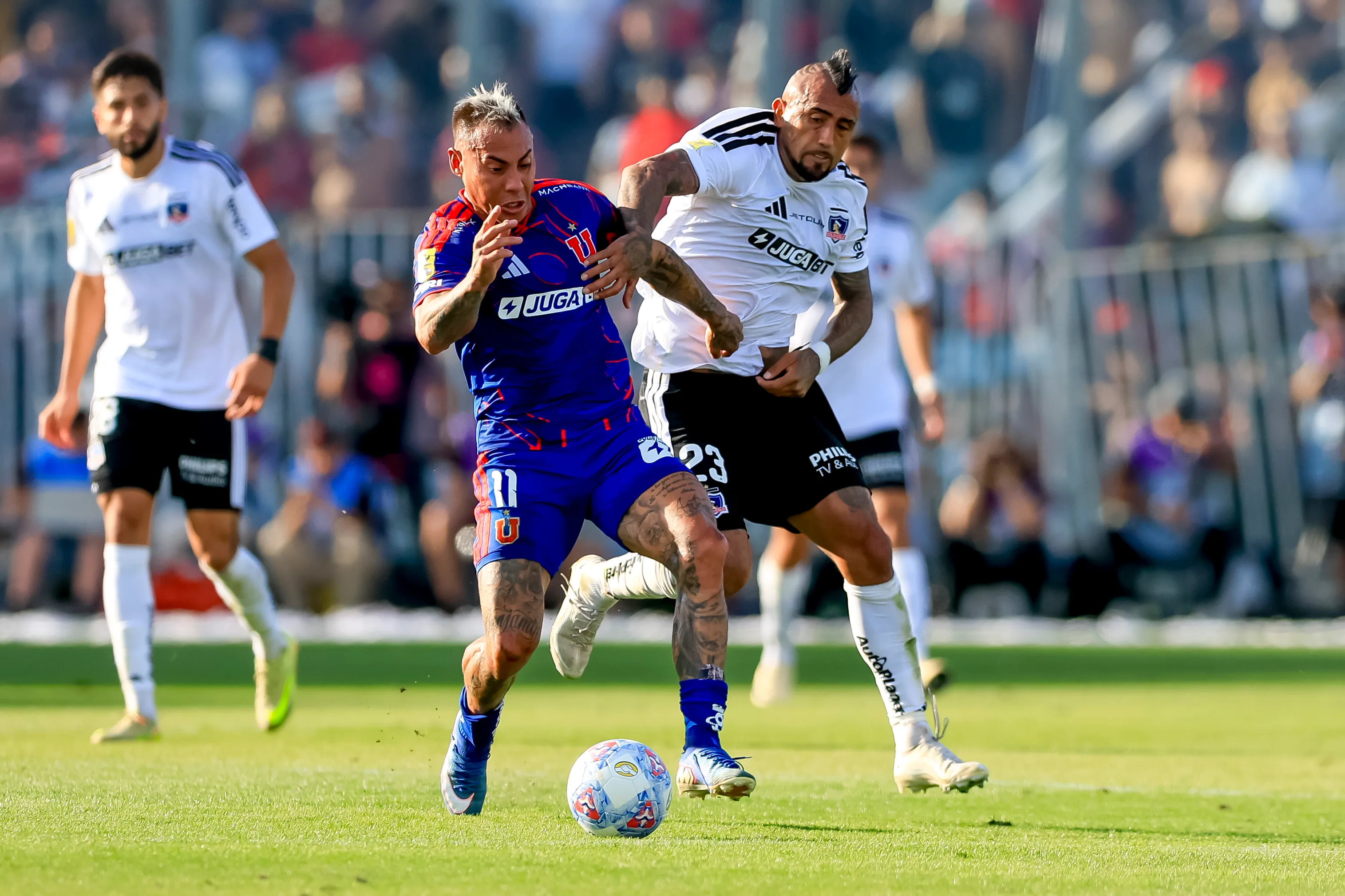 Desde que Vidal regresó a Chile ha disputado 5 Superclásicos: 3 caídas, 1 empate y 1 triunfo. Imagen: Photosport