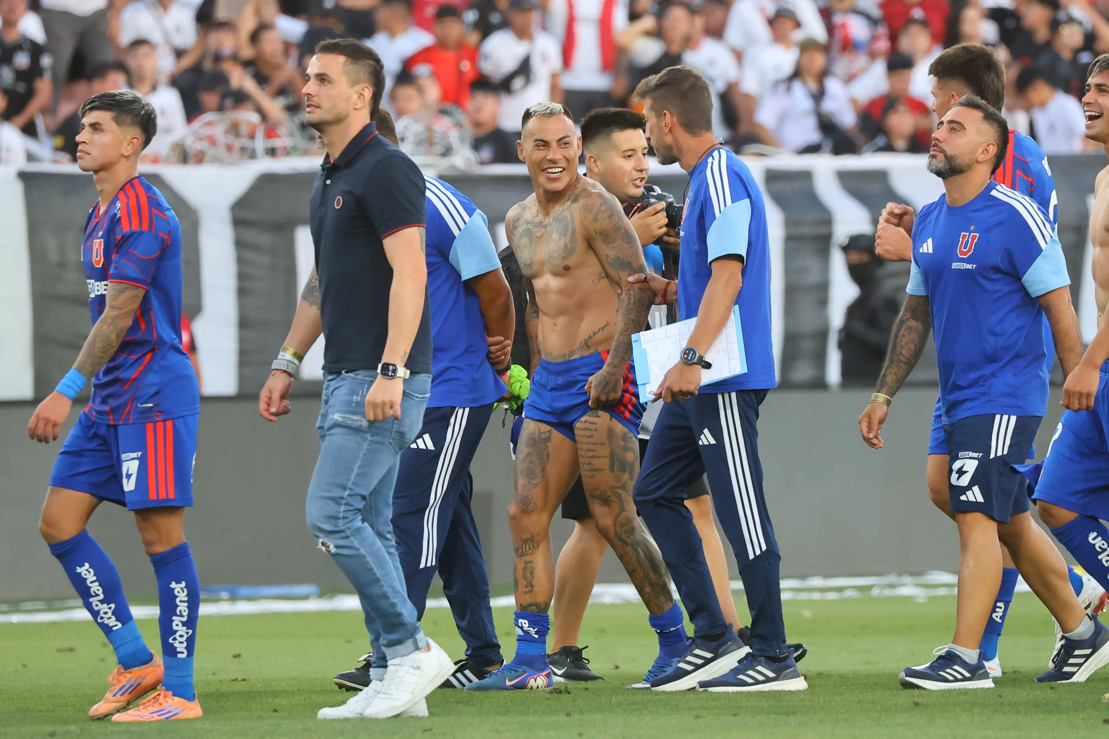 Eduardo Vargas festejó con todo tras el Superclásico. Foto: Jonnathan Oyarzun/Photosport