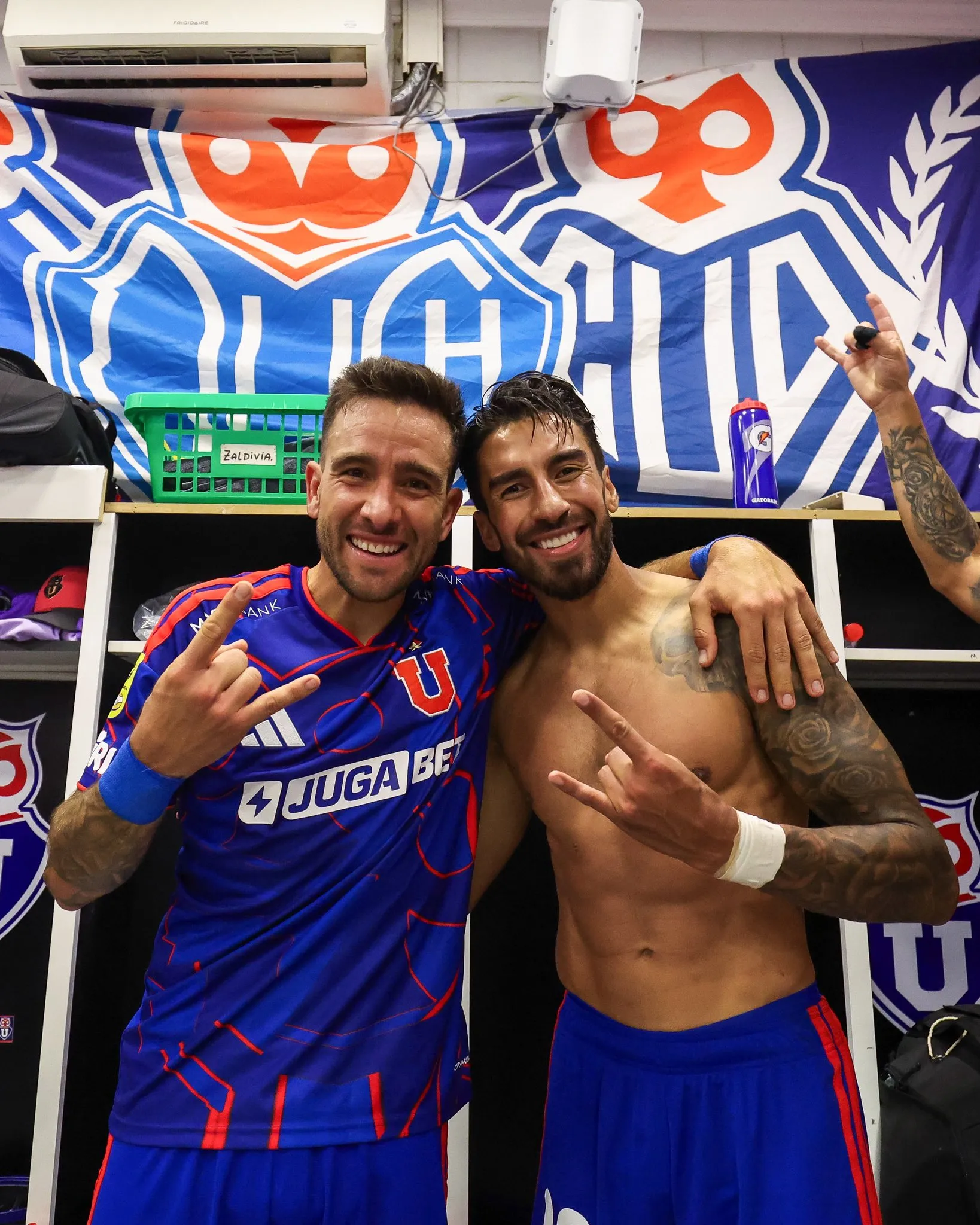 Matías Zaldivia y Juan Martín Lucero celebraron en los camarines de Colo Colo el triunfo con la U. Foto: U. de Chile.