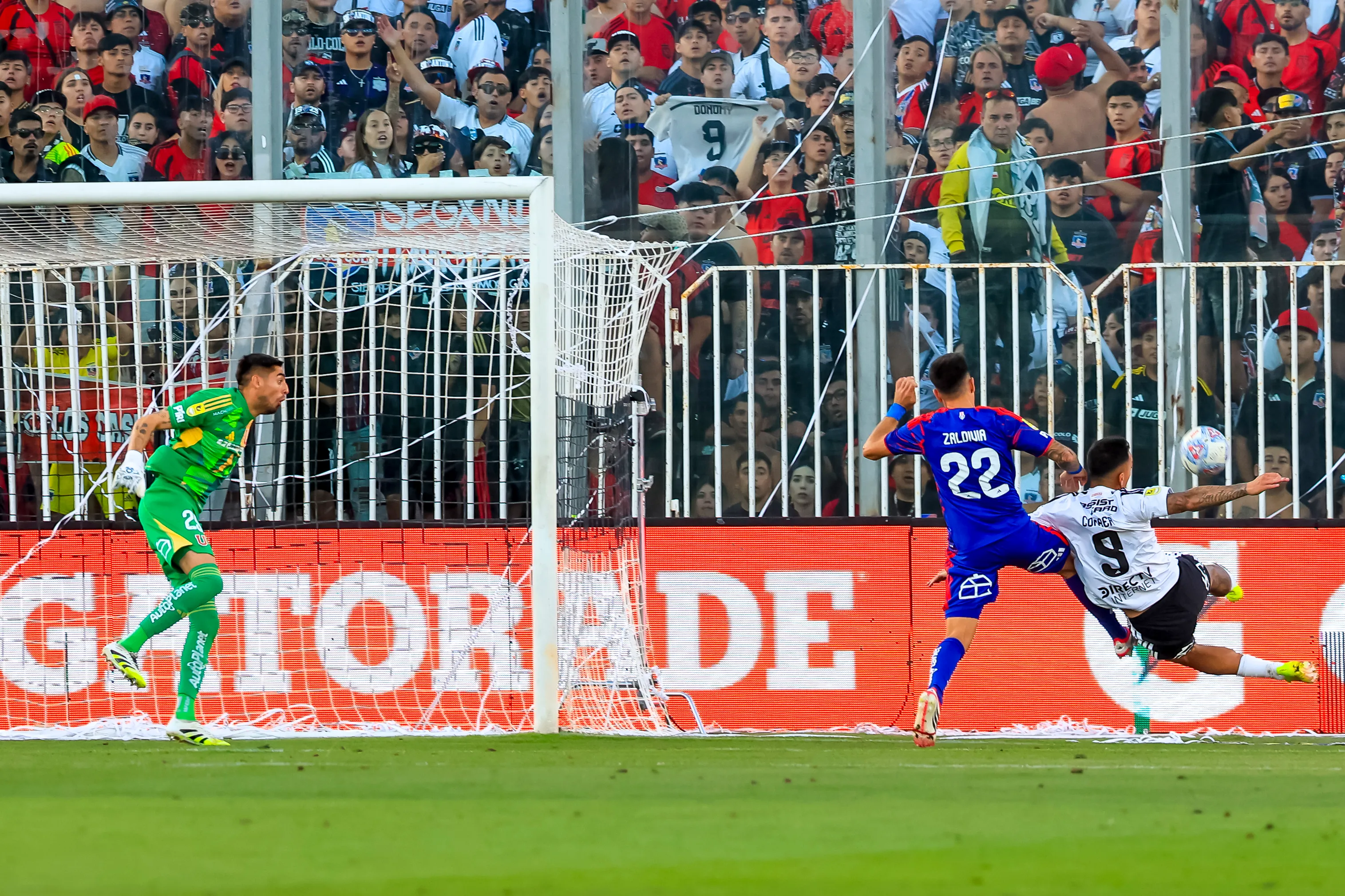 Javier Correa ante el héroe de la tarde azul: Matías Zaldivia. (Pepe Alvujar/Photosport).