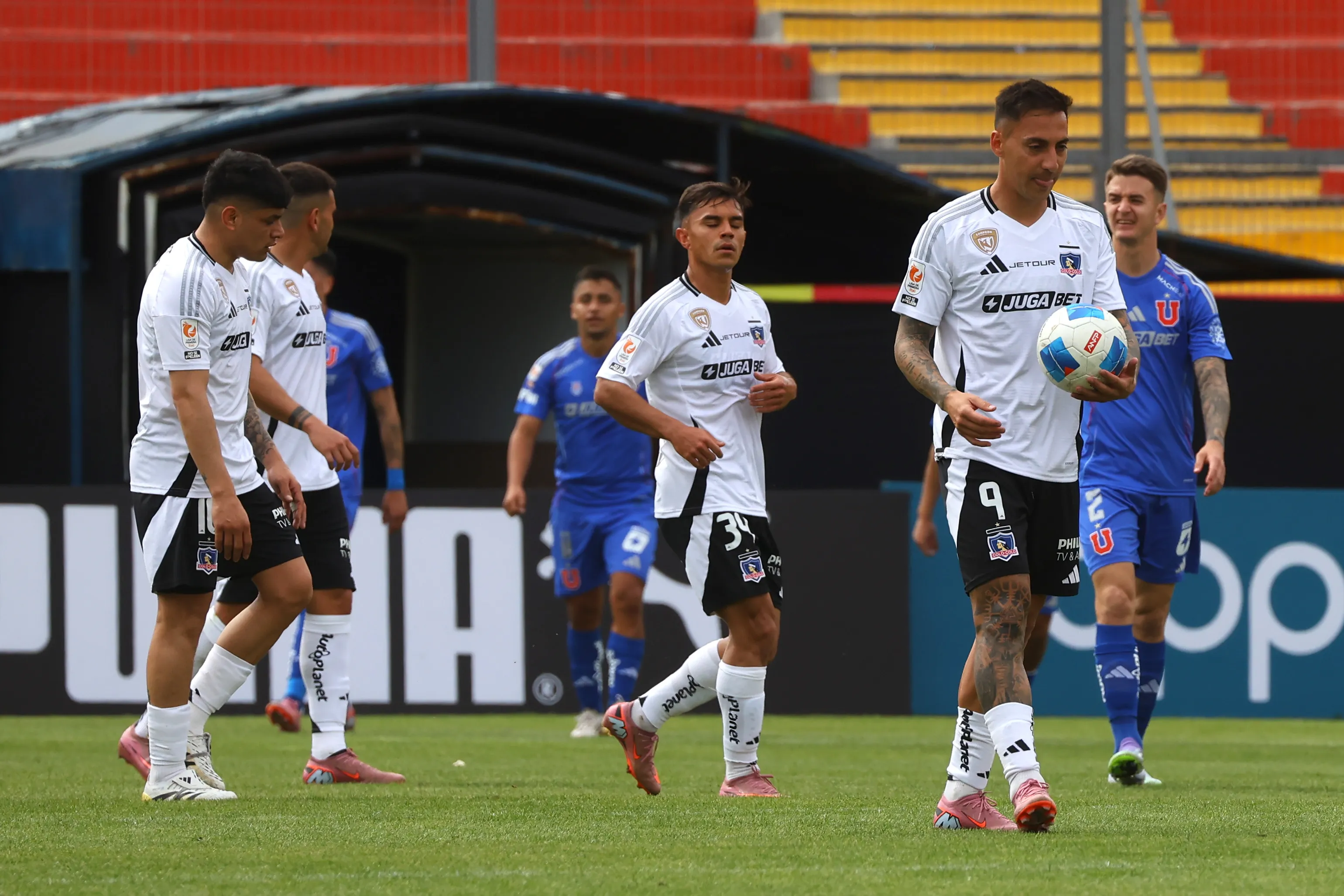Javier Correa en la Supercopa: no hizo nada y salió lesionado. (Jonnathan Oyarzun/Photosport).