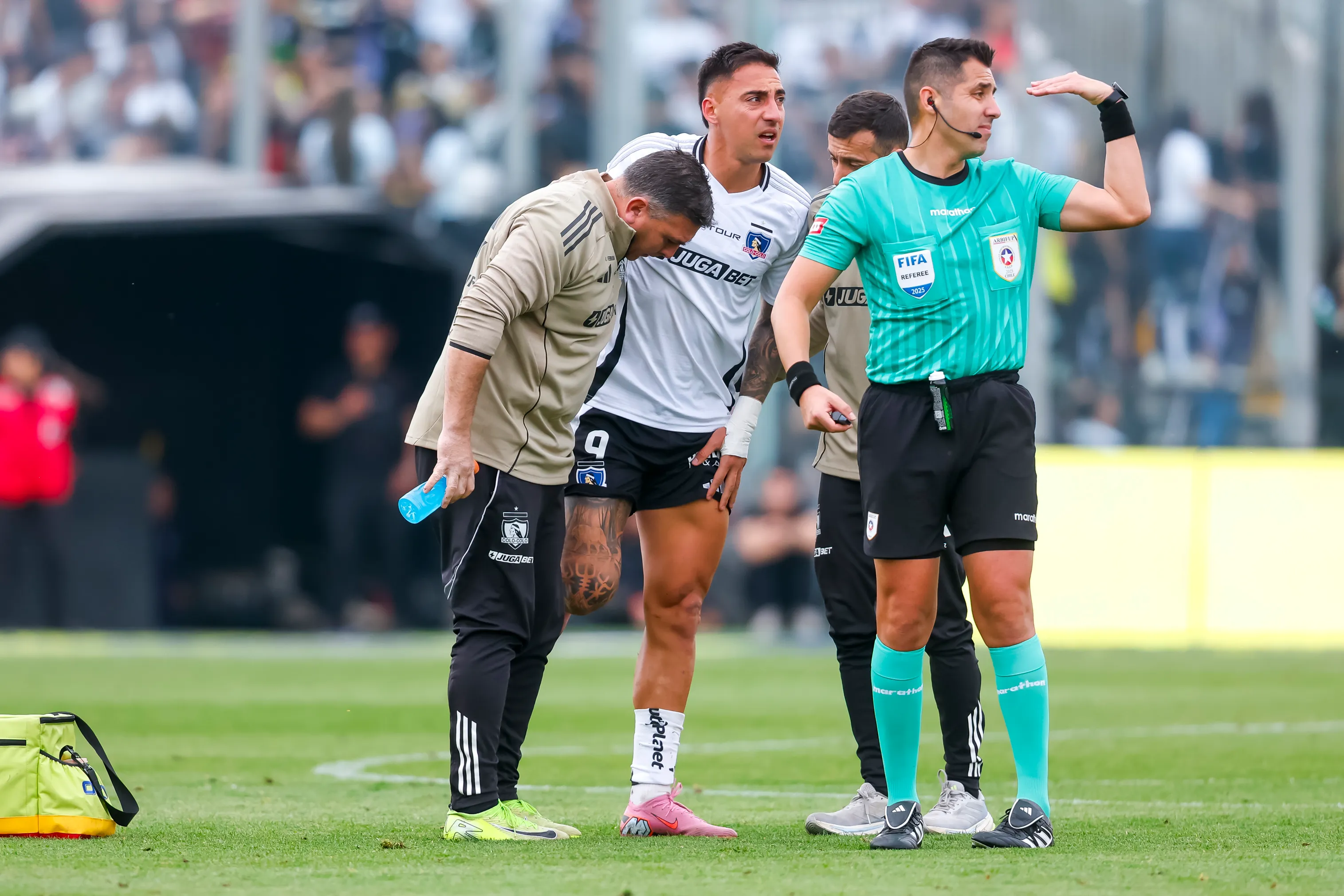 Correa y algo que se le ha dado bien en Colo Colo: tener lesiones musculares cuando las cosas no salen bien.  (Pepe Alvujar/Photosport).