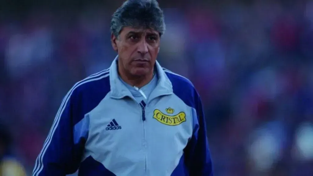 Héctor Pinto le entrega el diploma de líder de Universidad de Chile.