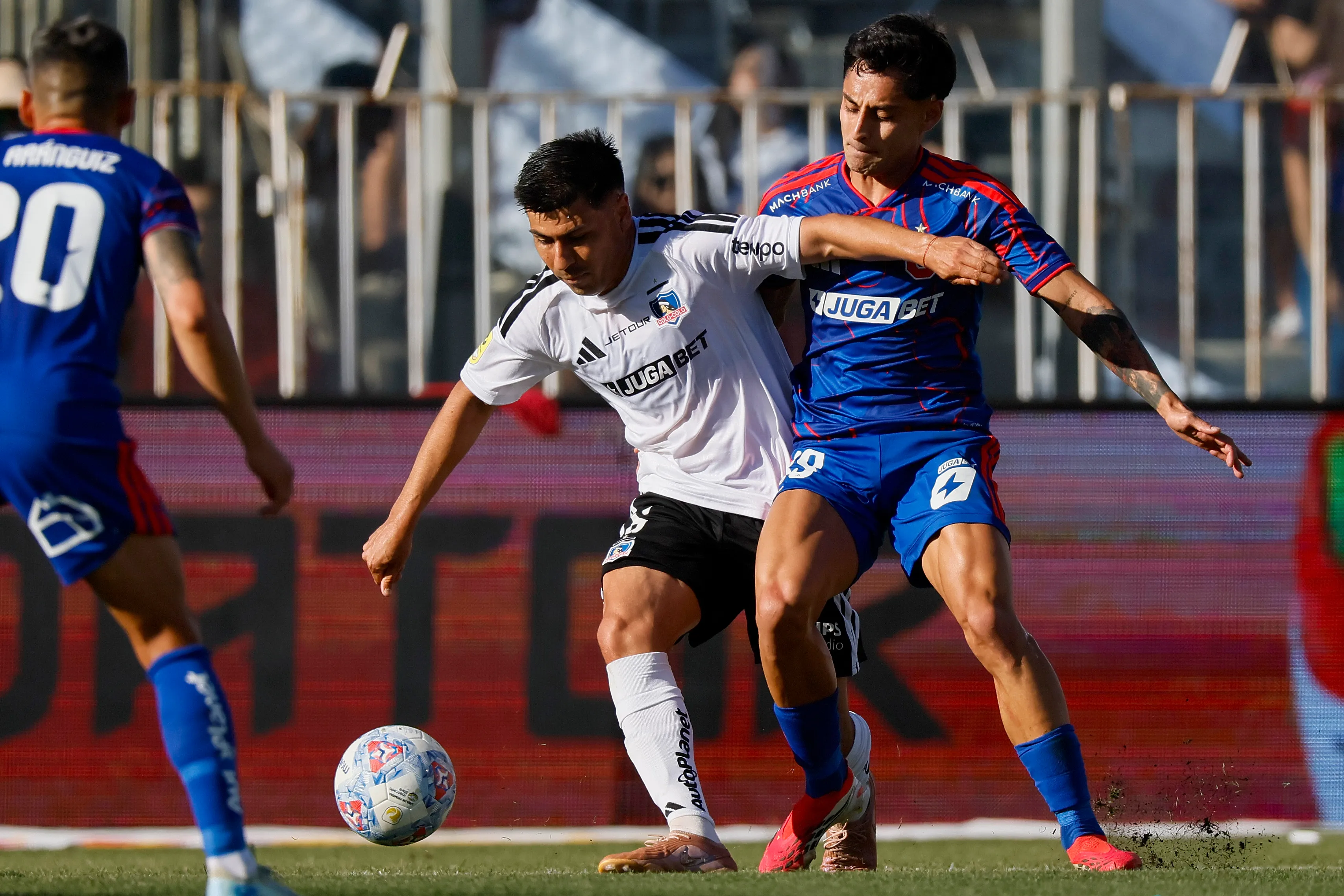Tomás Alarcón estuvo lejos de ser figura en el mediocampo de Colo Colo ante la U. | Foto: Photosport.