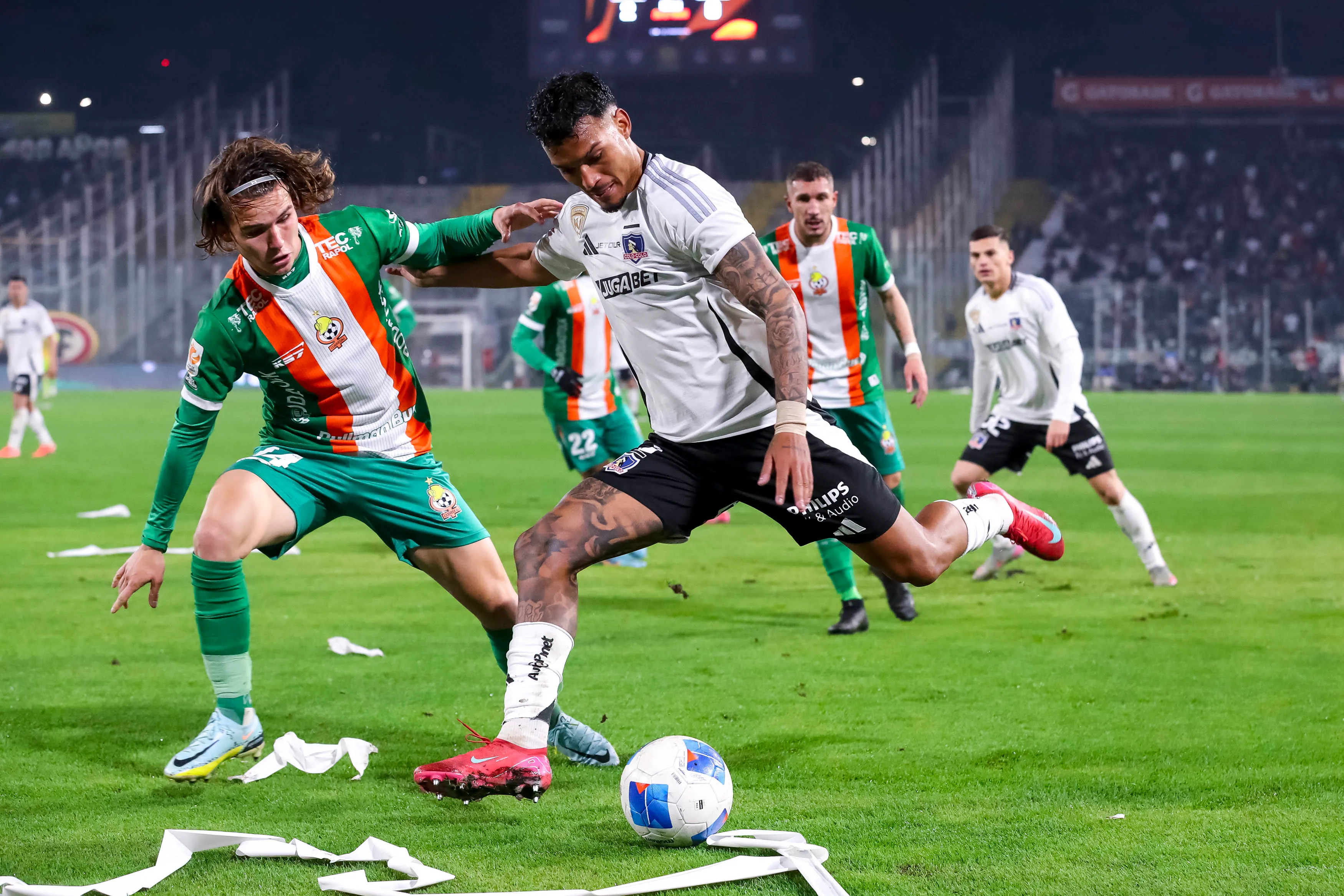 Félix Triñanes ante Daniel Gutiérrez de Colo Colo. (Pepe Alvujar/Photosport).