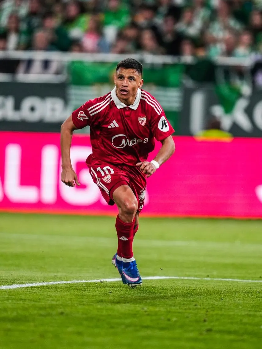 Alexis aparece con un golazo que rompe récord en derbi sevillano