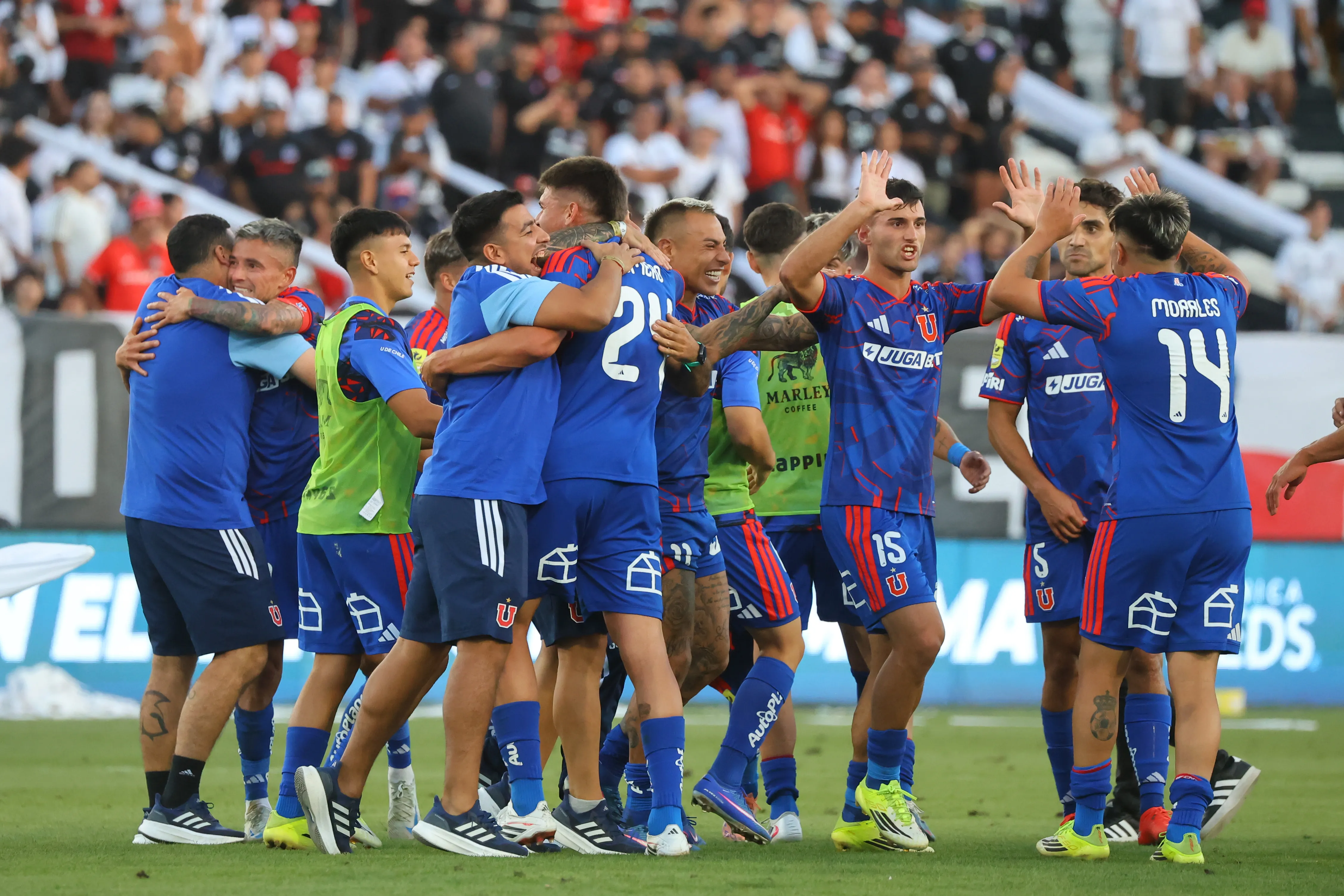U. de Chile celebró con todo el triunfo ante Colo Colo. Imagen: Photosport