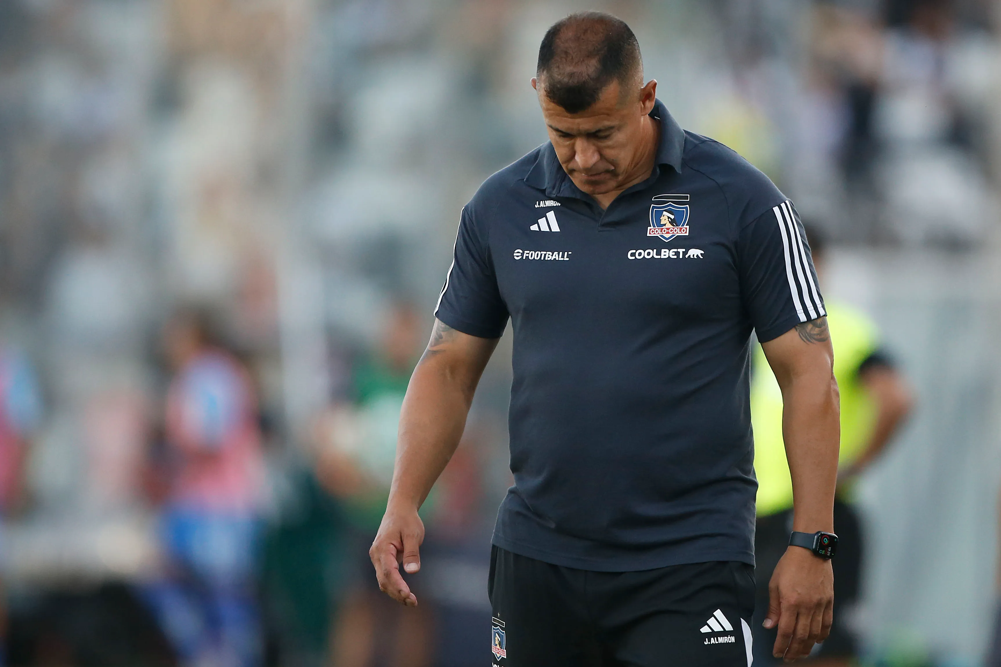 Así quedó Jorge Almirón tras la derrota ante los azules en marzo de 2024. (Dragomir Yankovic/Photosport).